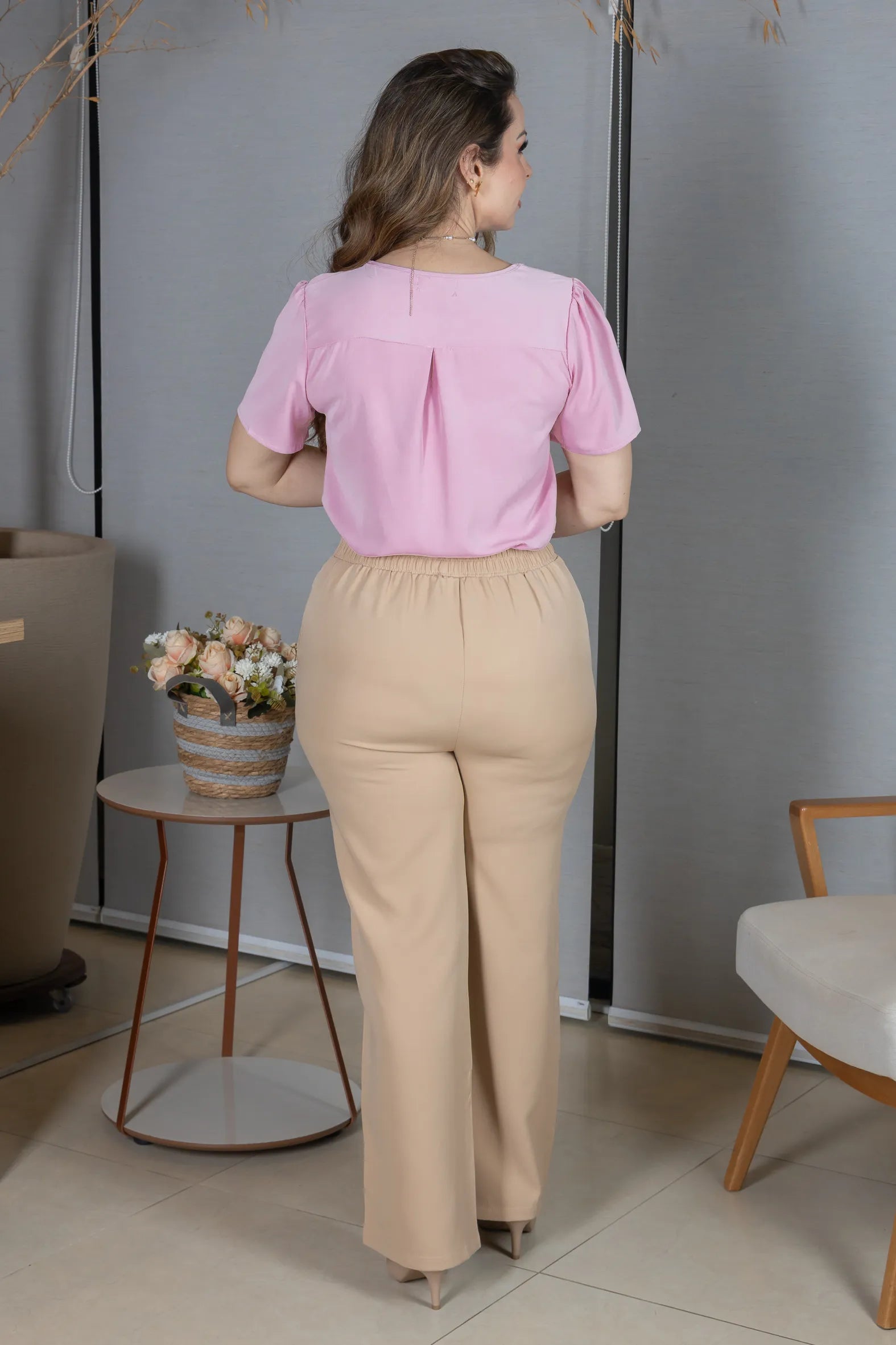Blusa Manga Curta em Crepe Classic com Decote em "V" e Bordados no Colo Laura Rosa