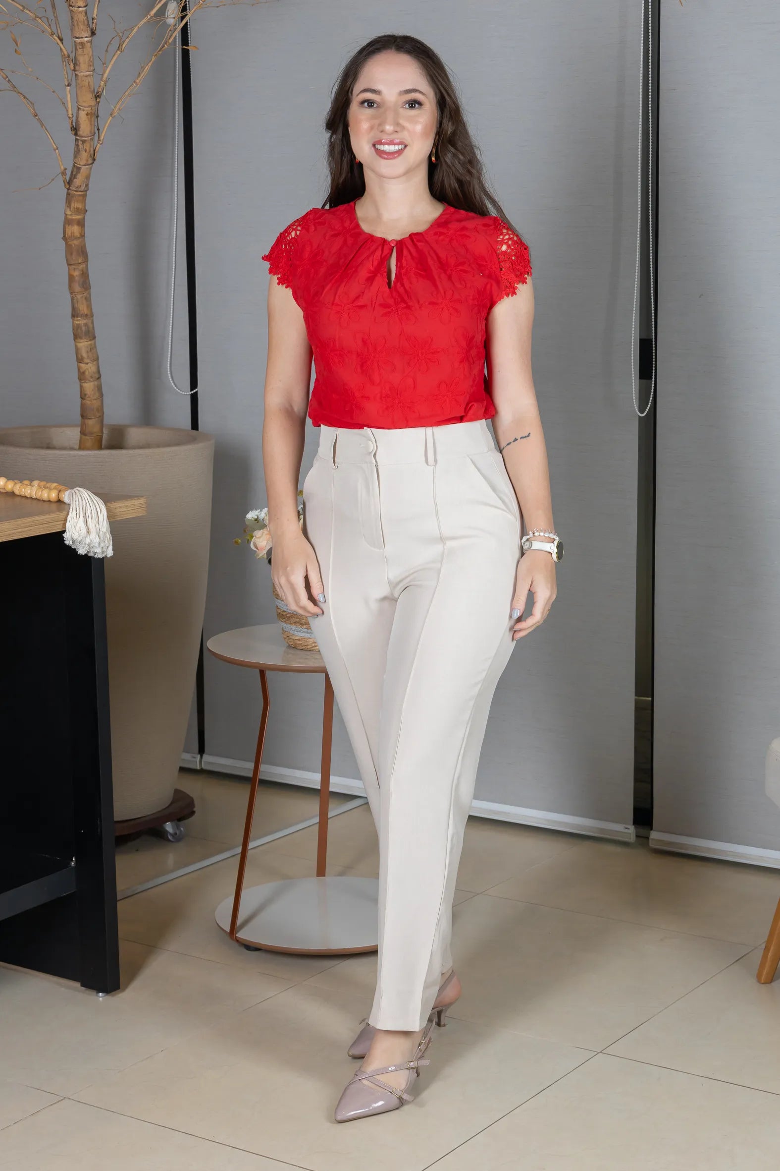 Blusa Manga Curta em Laise com Detalhe em Renda Manuela Vermelha