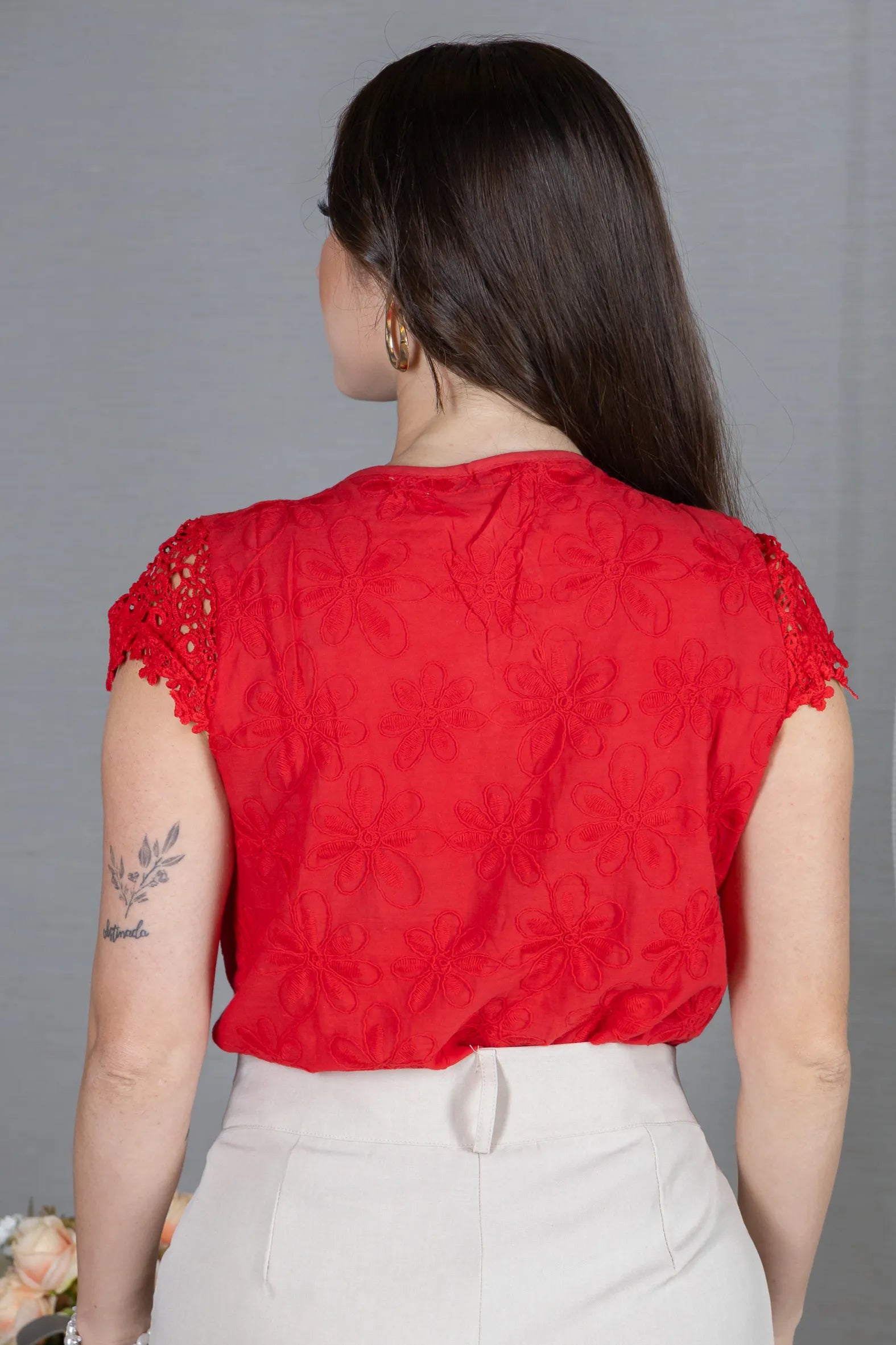 Blusa Manga Curta em Laise com Detalhe em Renda Manuela Vermelha