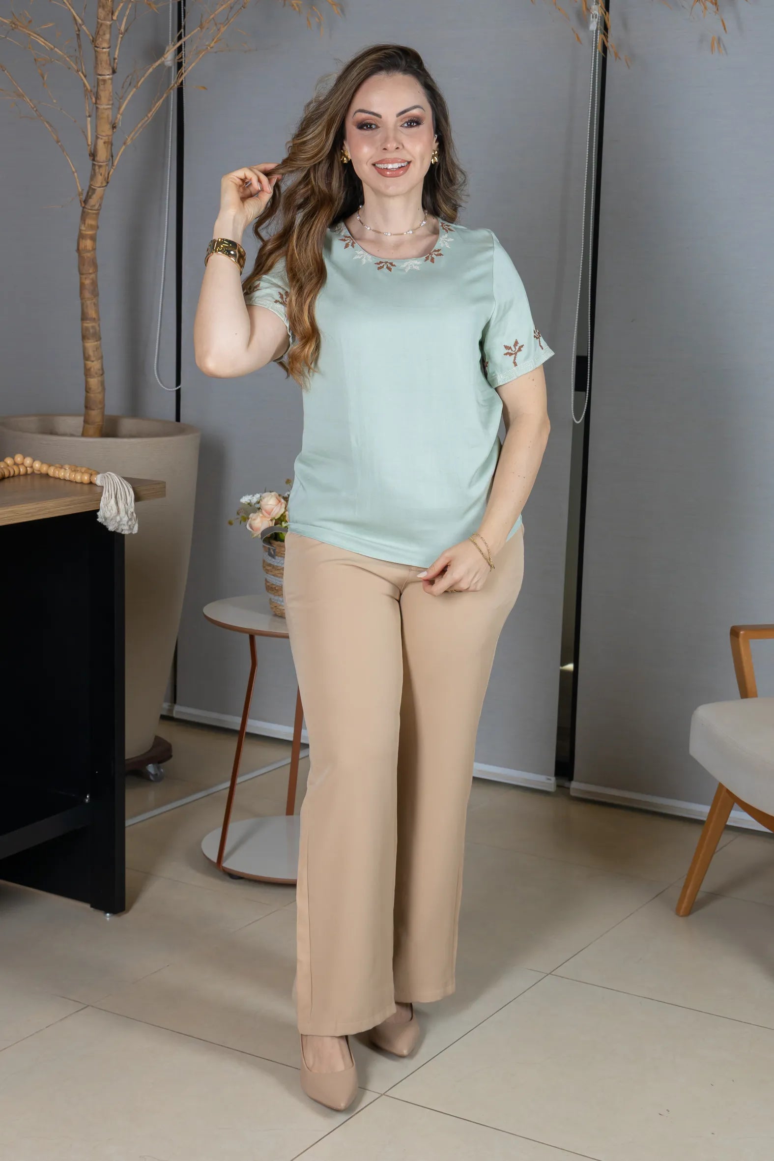 Blusa Manga Curta em Visco Mix com Detalhes Bordados Catarina Verde