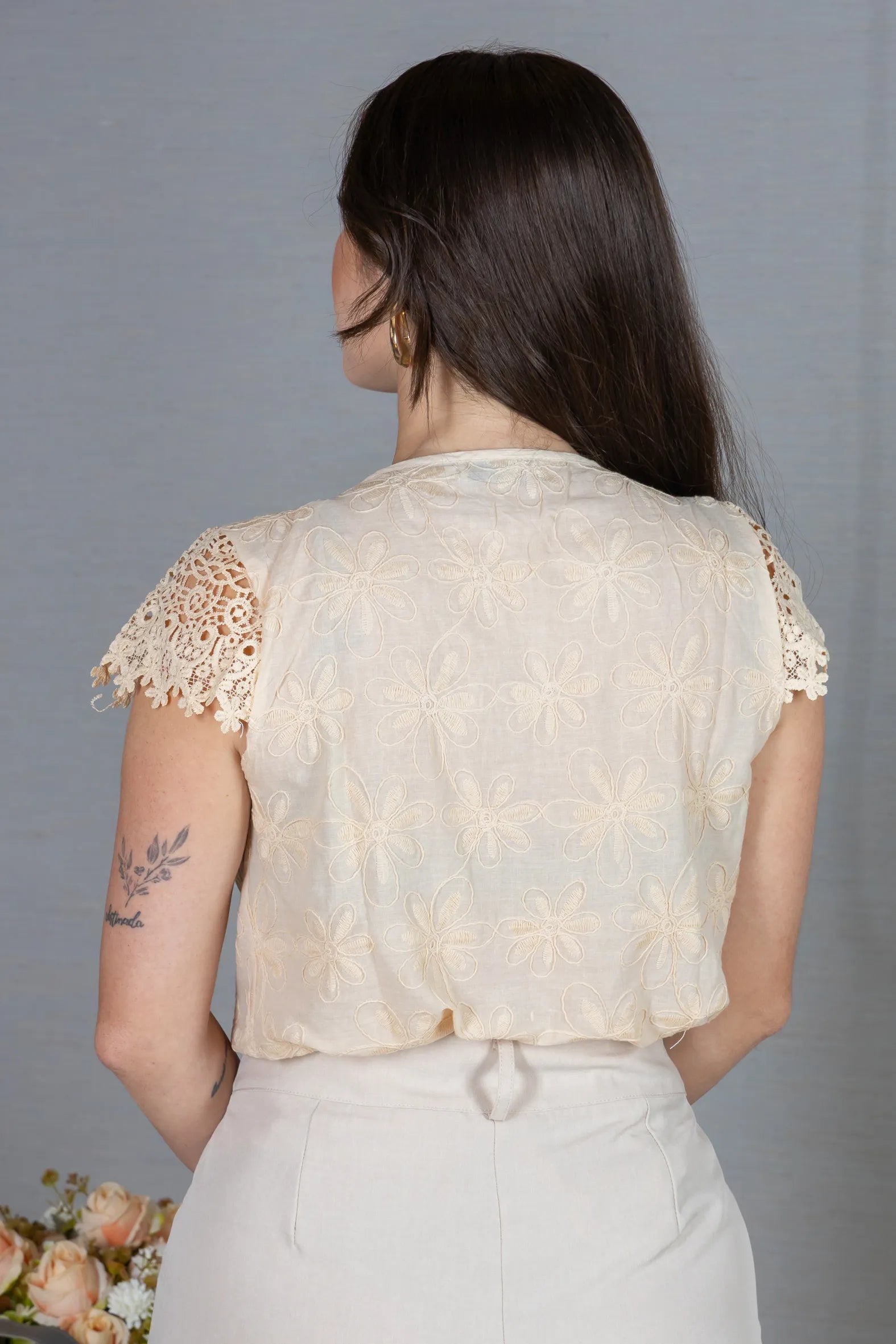 Blusa Manga Curta em Laise com Detalhe em Renda Manuela Creme
