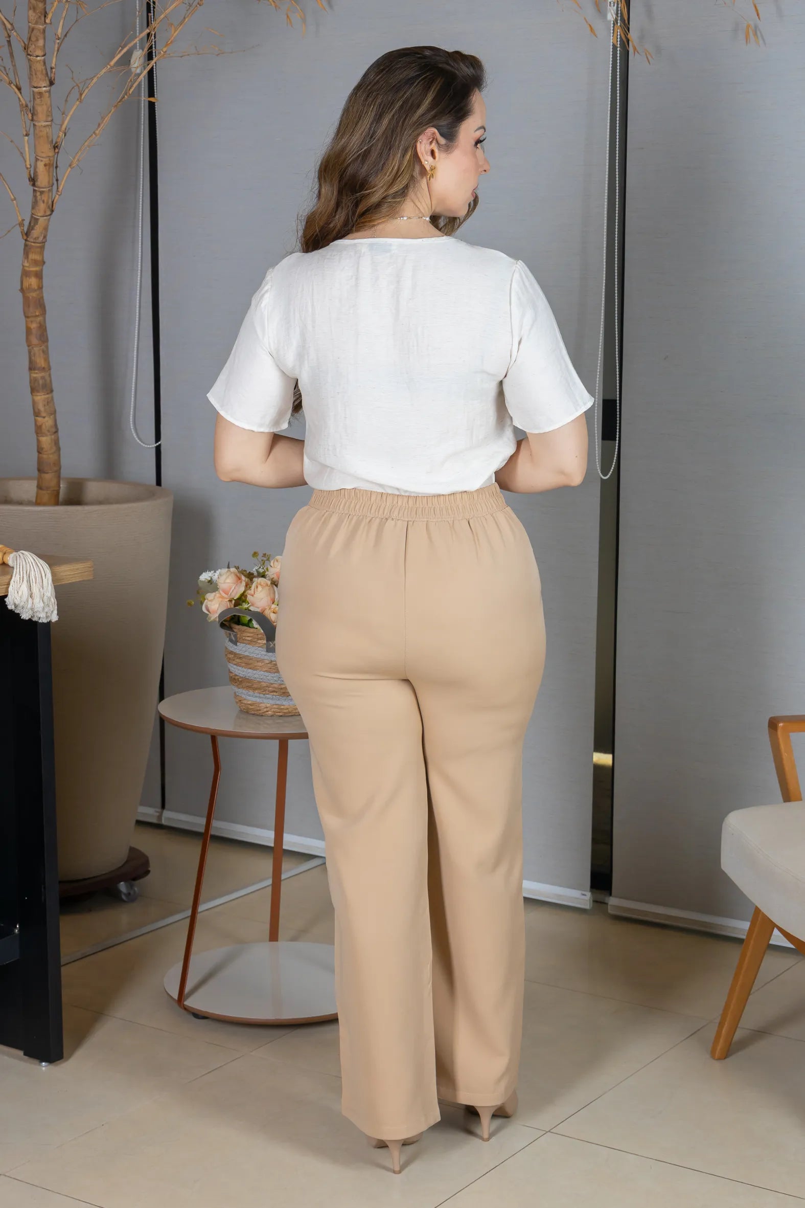 Blusa Manga Curta Decote em "V" em Visco Mix  Bordado com Pedraria Leandra Creme