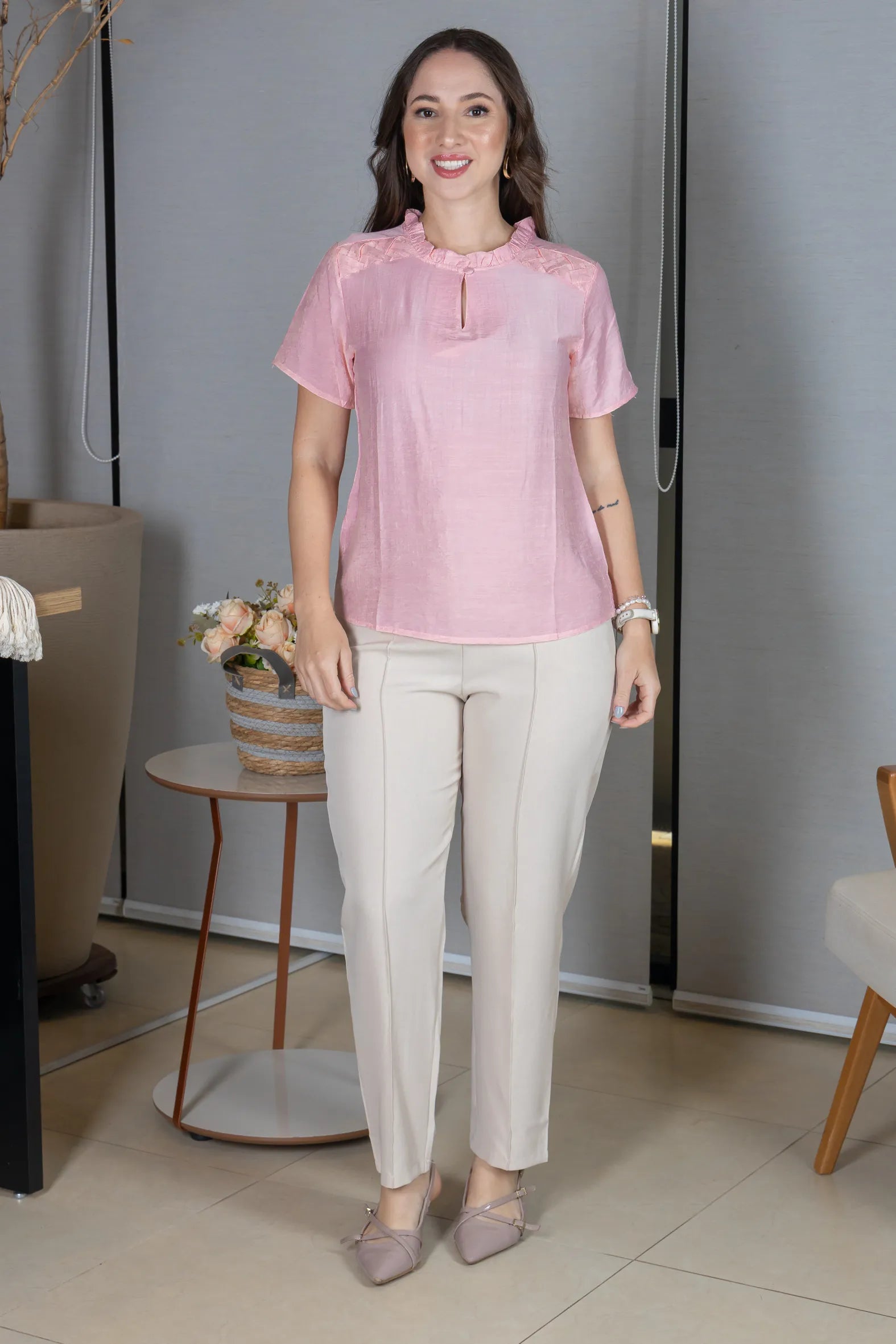 Blusa Manga Curta Crepe Comfort com Pregas e Botão no Colo Alice Rosa