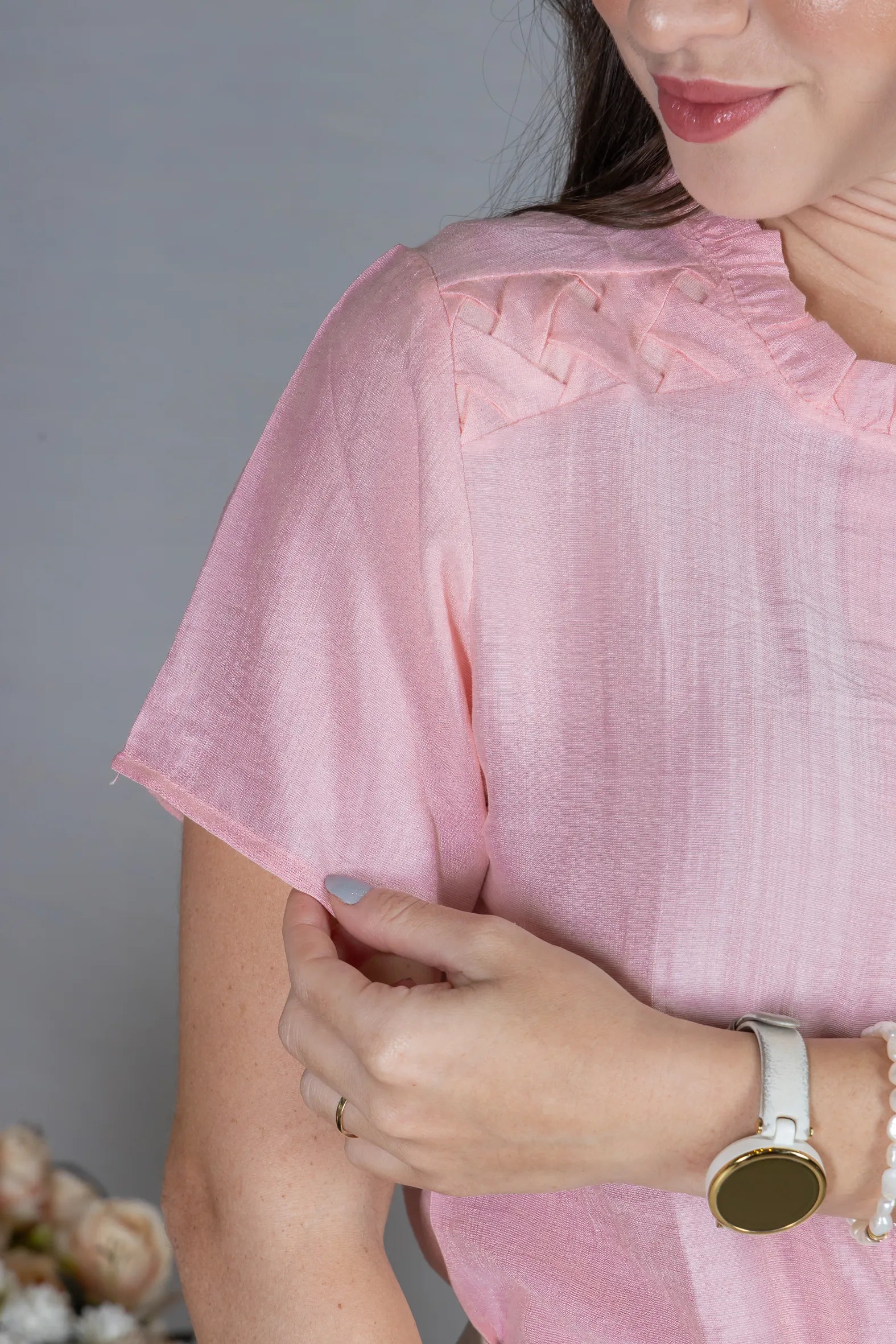 Blusa Manga Curta Crepe Comfort com Pregas e Botão no Colo Alice Rosa