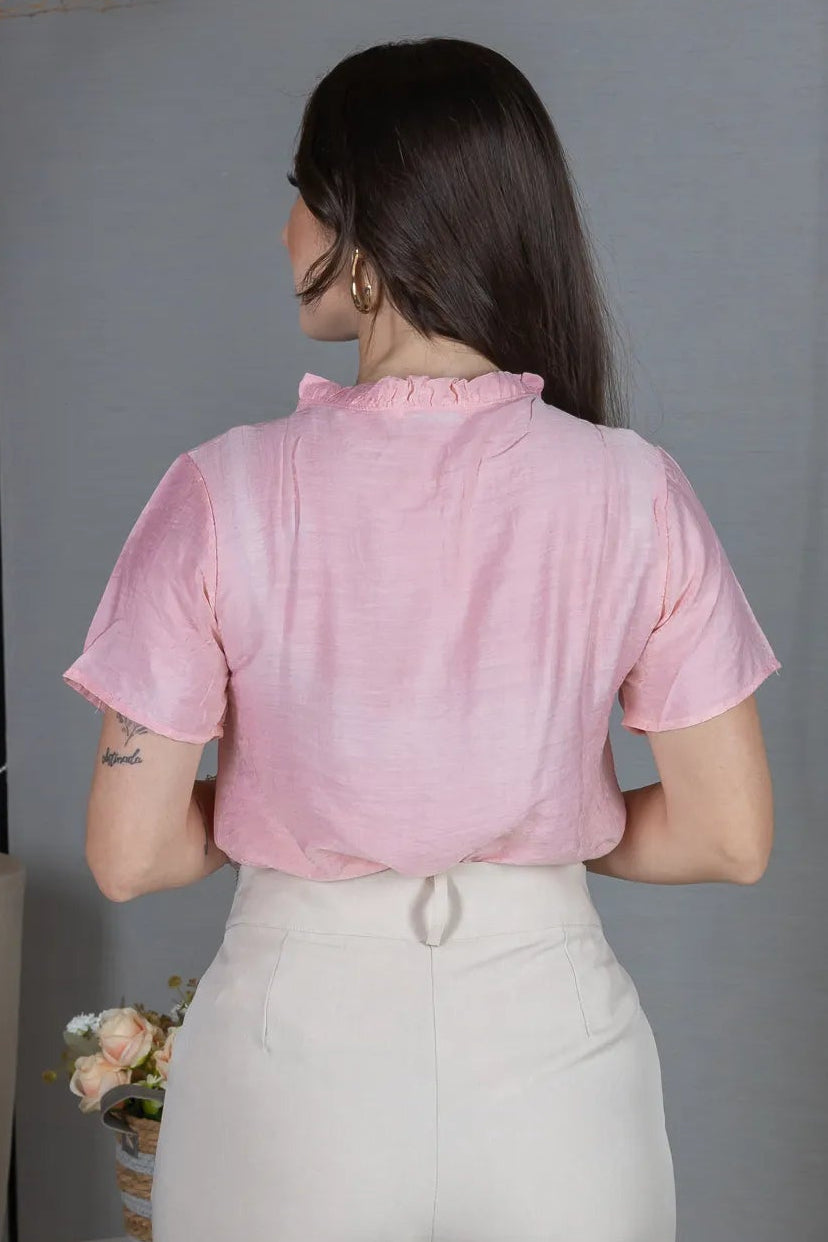 Blusa Manga Curta Crepe Comfort com Pregas e Botão no Colo Alice Rosa