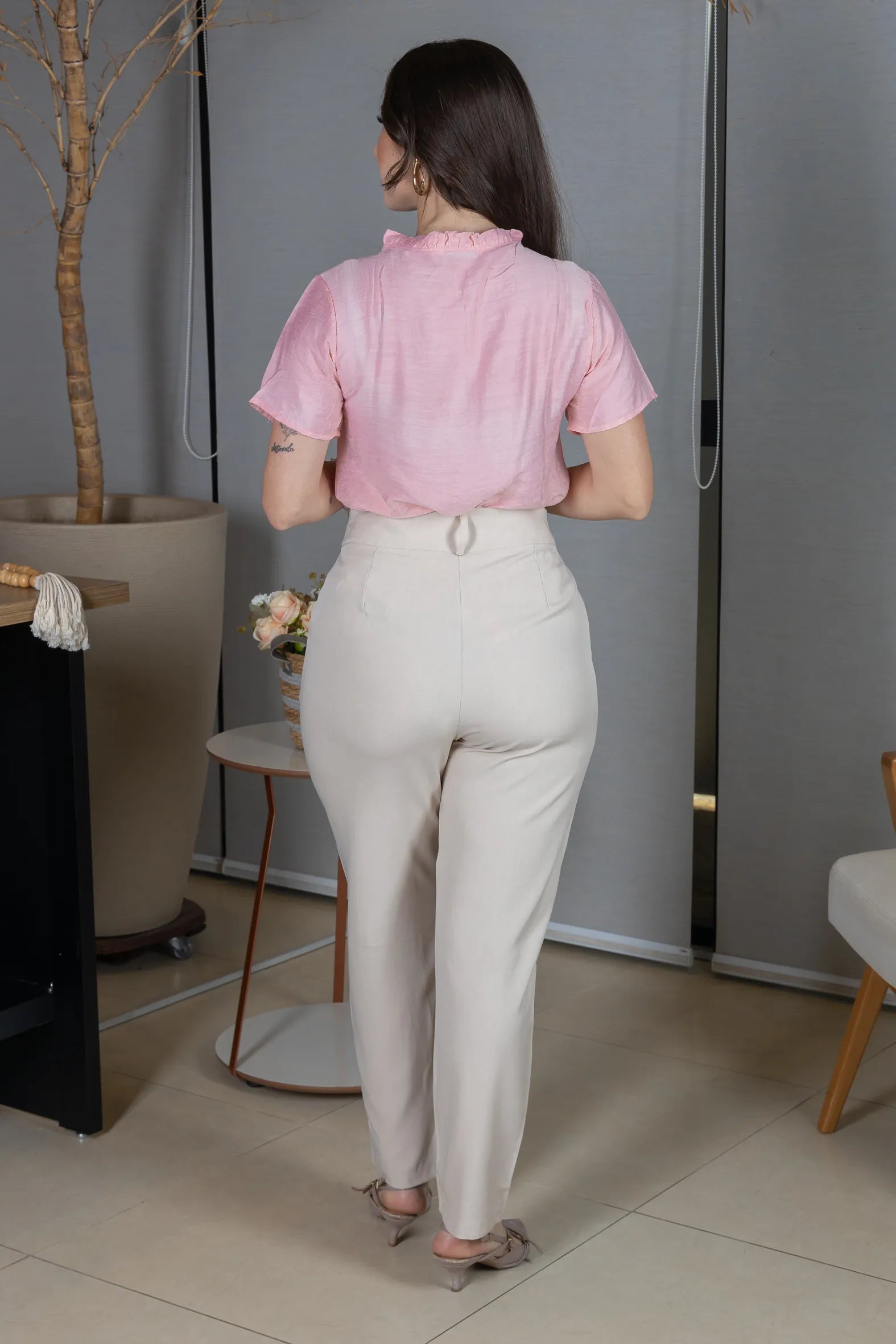 Blusa Manga Curta Crepe Comfort com Pregas e Botão no Colo Alice Rosa