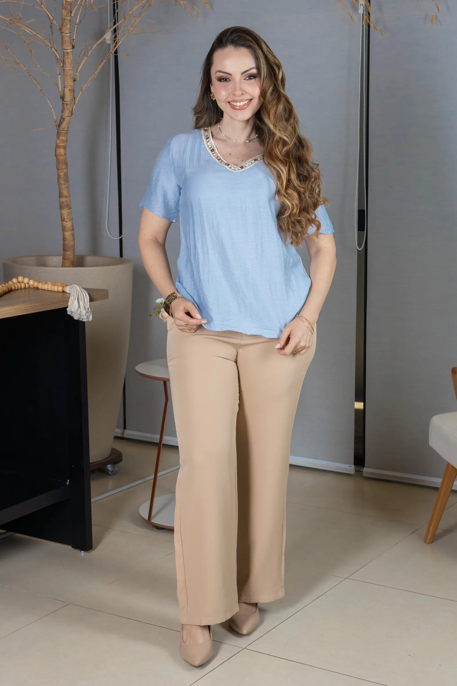 Blusa Manga Curta Decote em "V" em Visco Mix  Bordado com Pedraria Leandra Azul