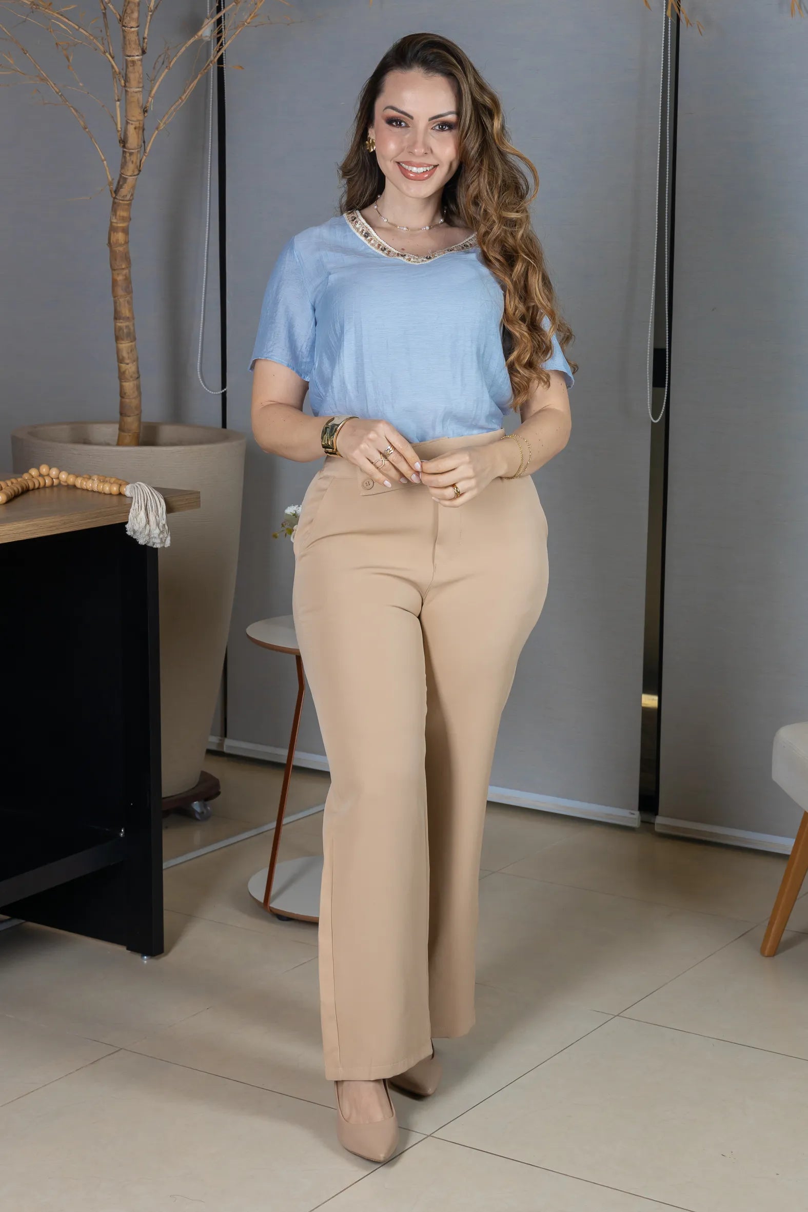 Blusa Manga Curta Decote em "V" em Visco Mix  Bordado com Pedraria Leandra Azul