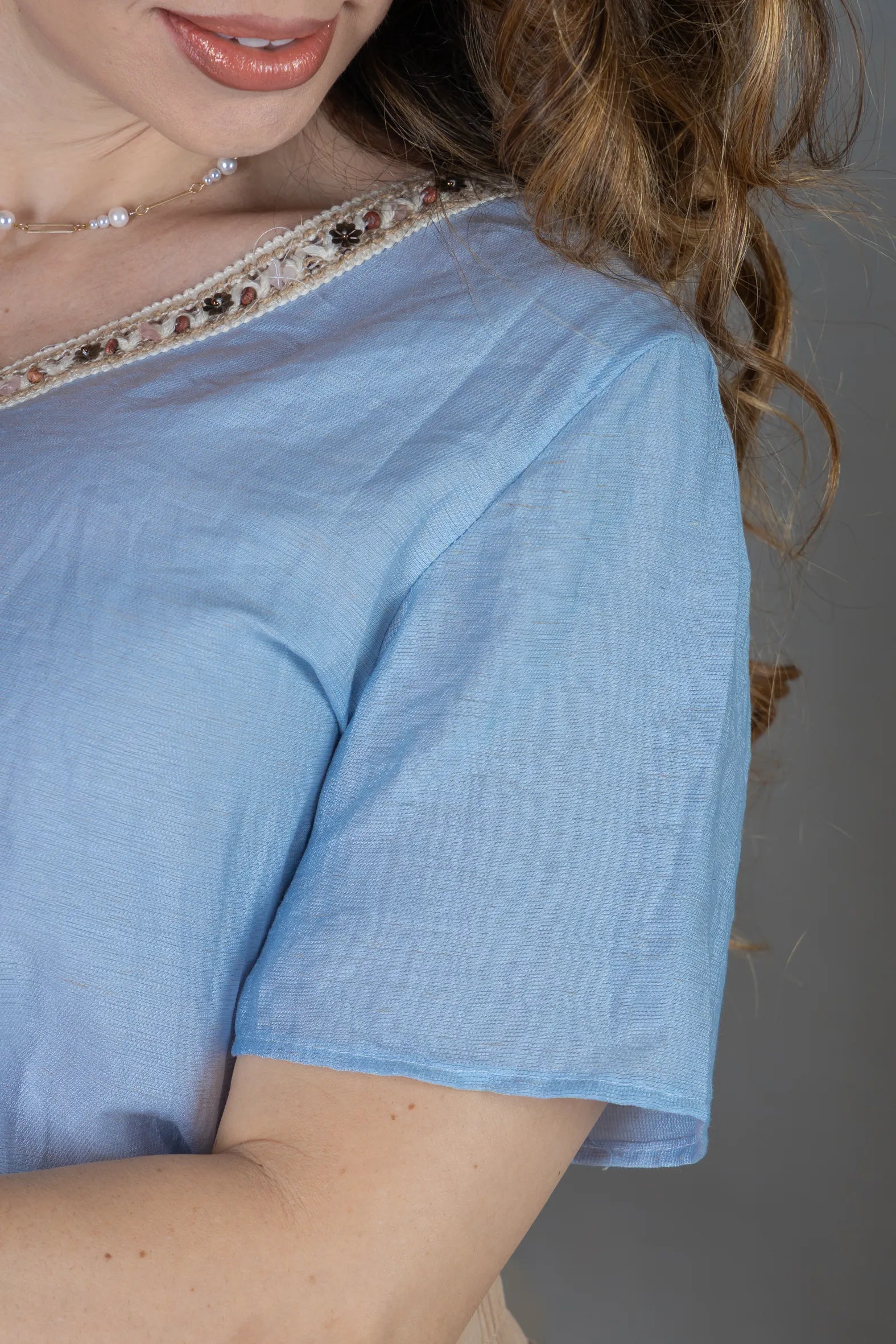 Blusa Manga Curta Decote em "V" em Visco Mix  Bordado com Pedraria Leandra Azul