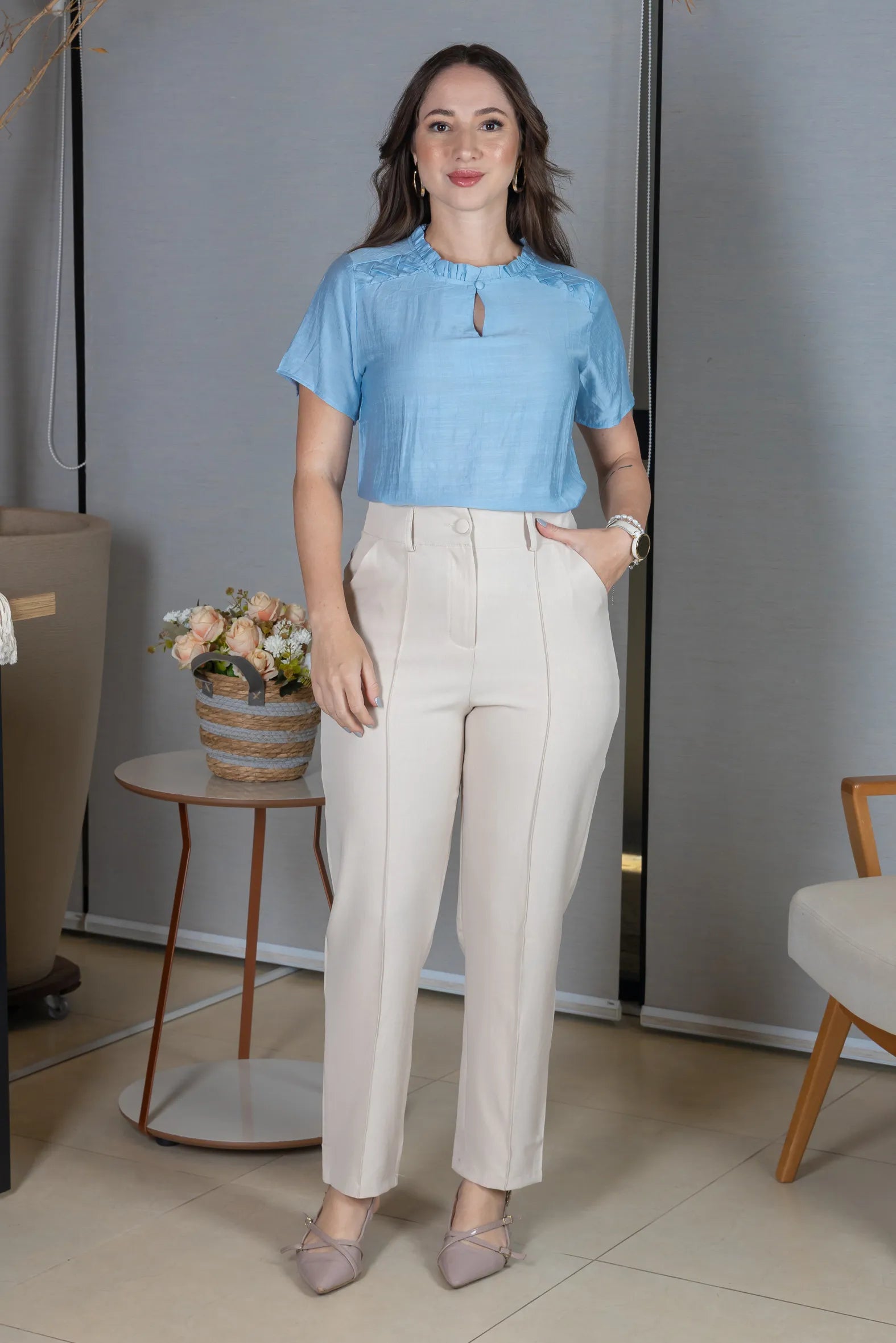 Blusa Manga Curta Crepe Comfort com Pregas e Botão no Colo Alice Azul