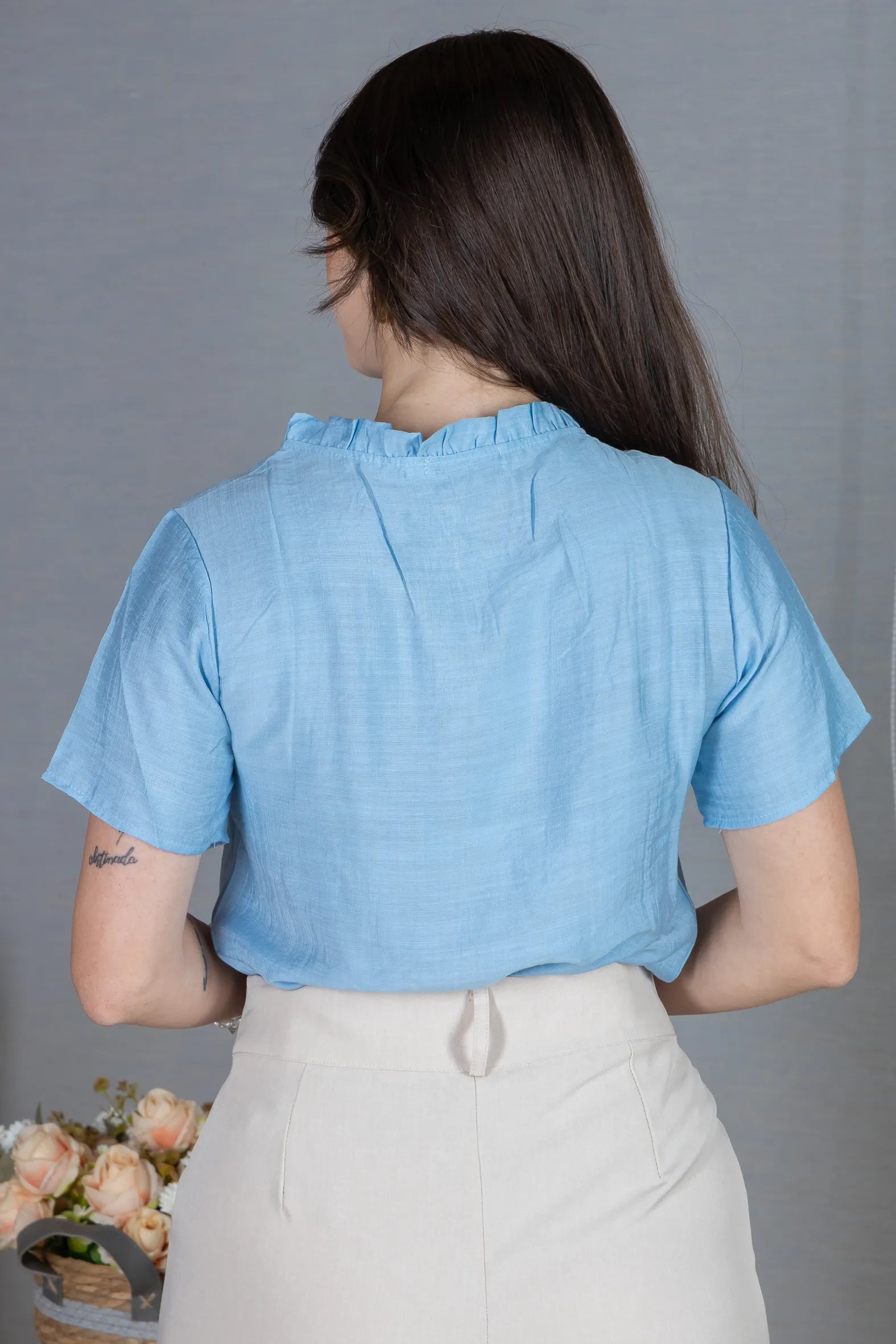 Blusa Manga Curta Crepe Comfort com Pregas e Botão no Colo Alice Azul