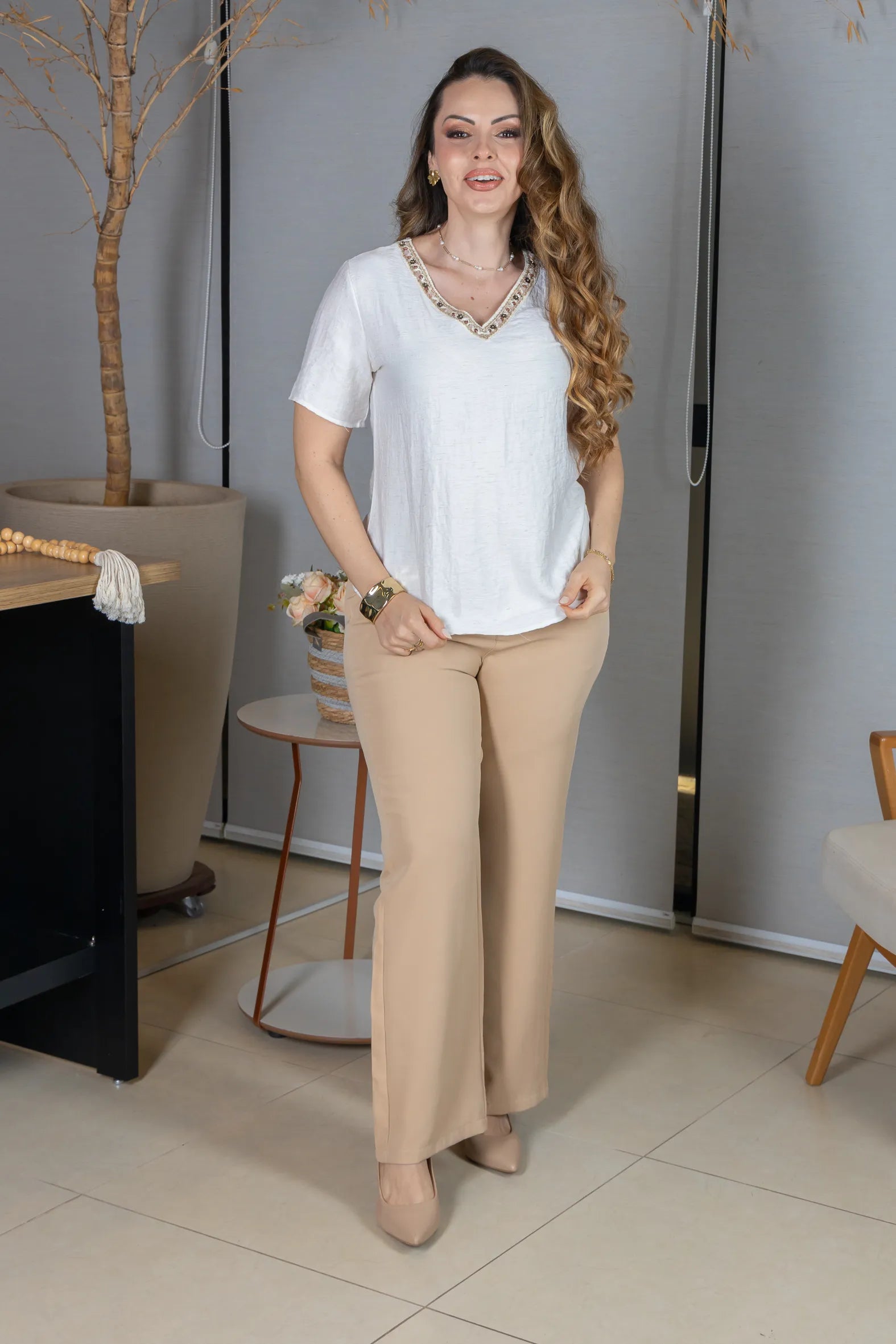 Blusa Manga Curta Decote em "V" em Visco Mix  Bordado com Pedraria Leandra Off White