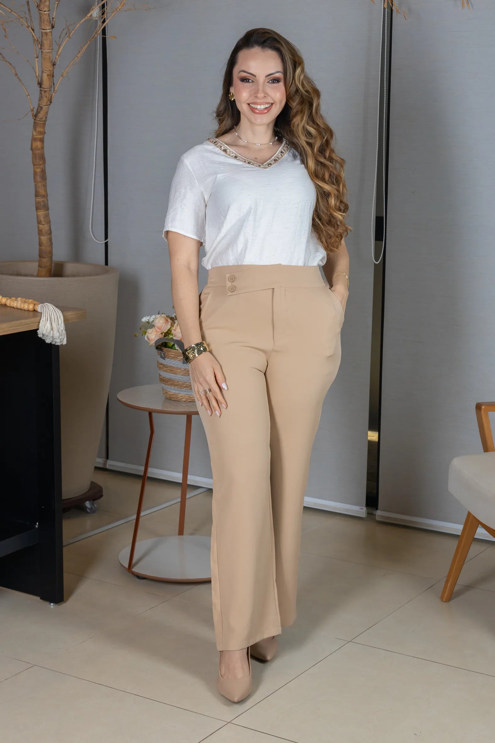 Blusa Manga Curta Decote em "V" em Visco Mix  Bordado com Pedraria Leandra Off White