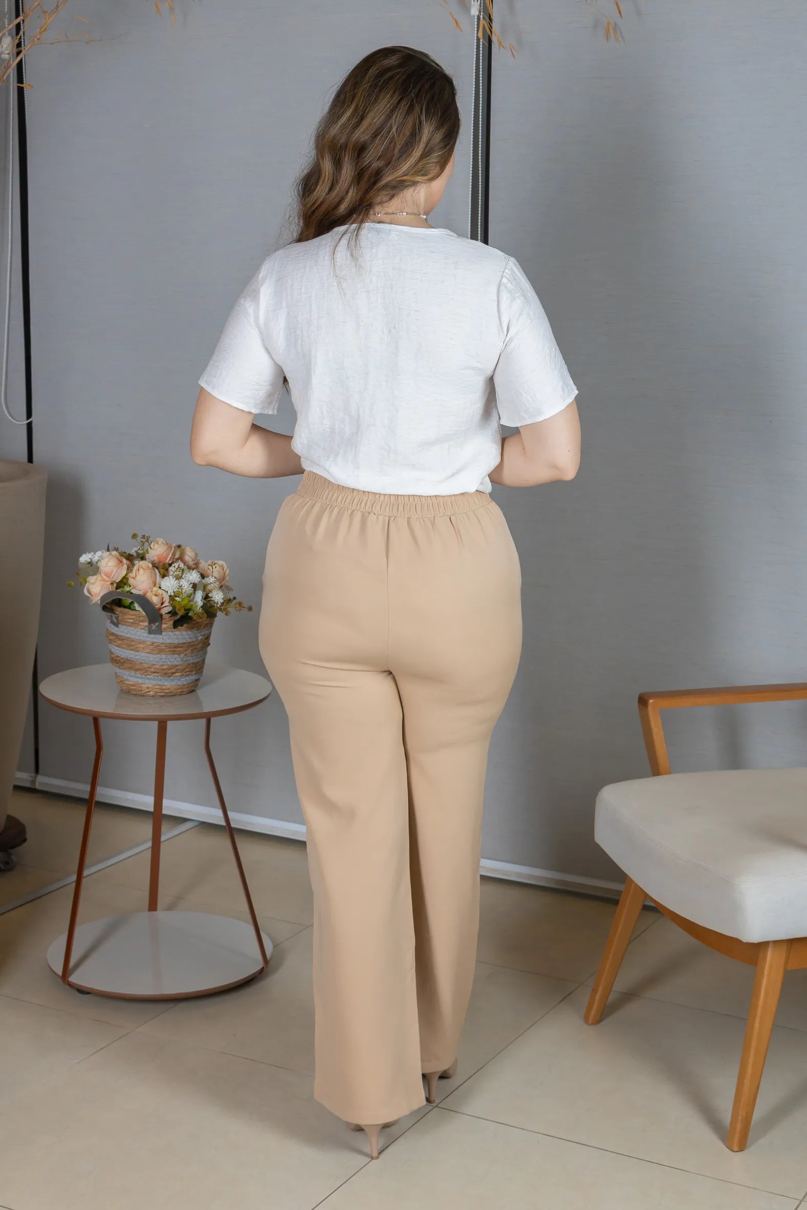 Blusa Manga Curta Decote em "V" em Visco Mix  Bordado com Pedraria Leandra Off White