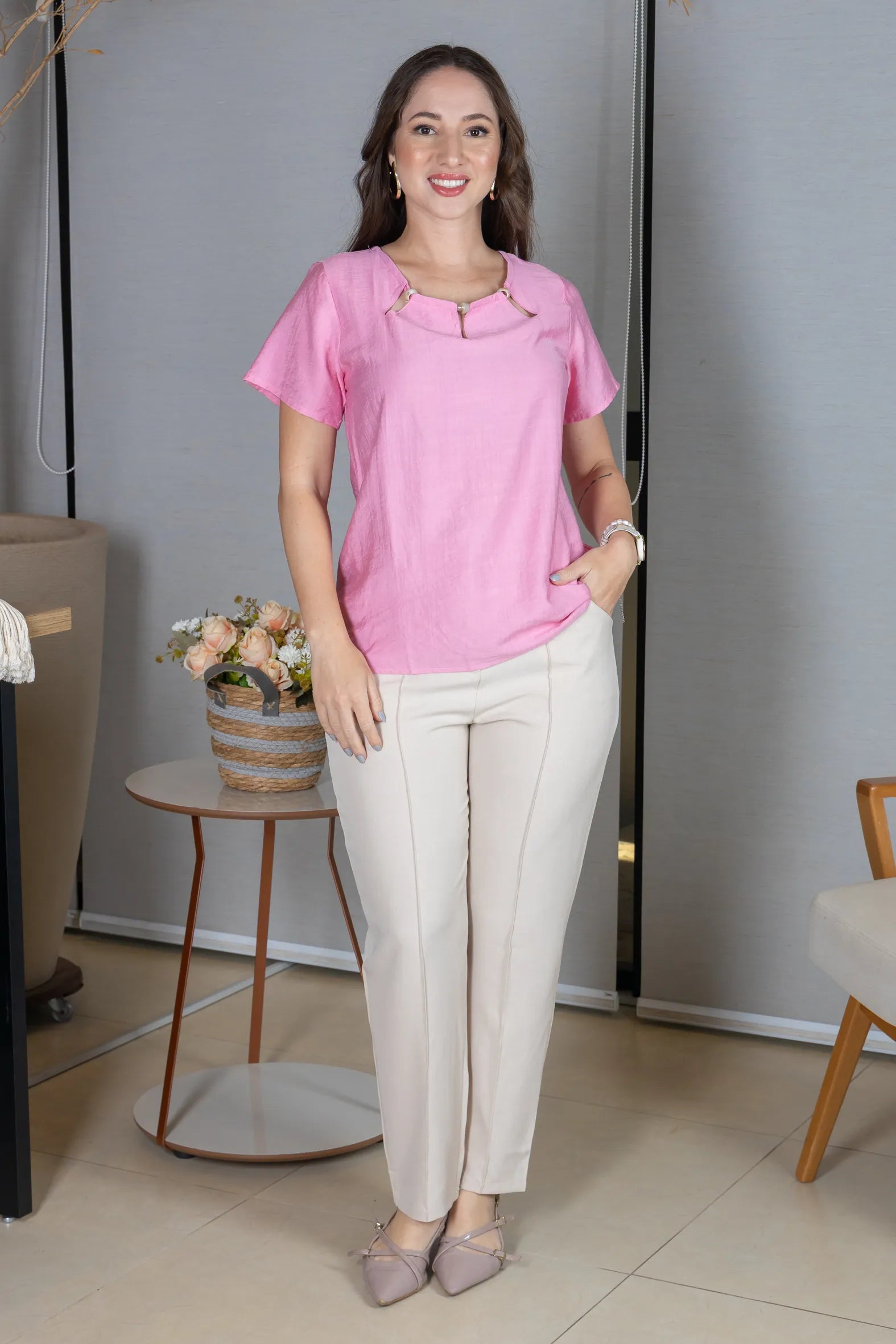 Blusa Manga Curta Crepe Comfort Recortes em "V" com Pedraria Sandra Rosa