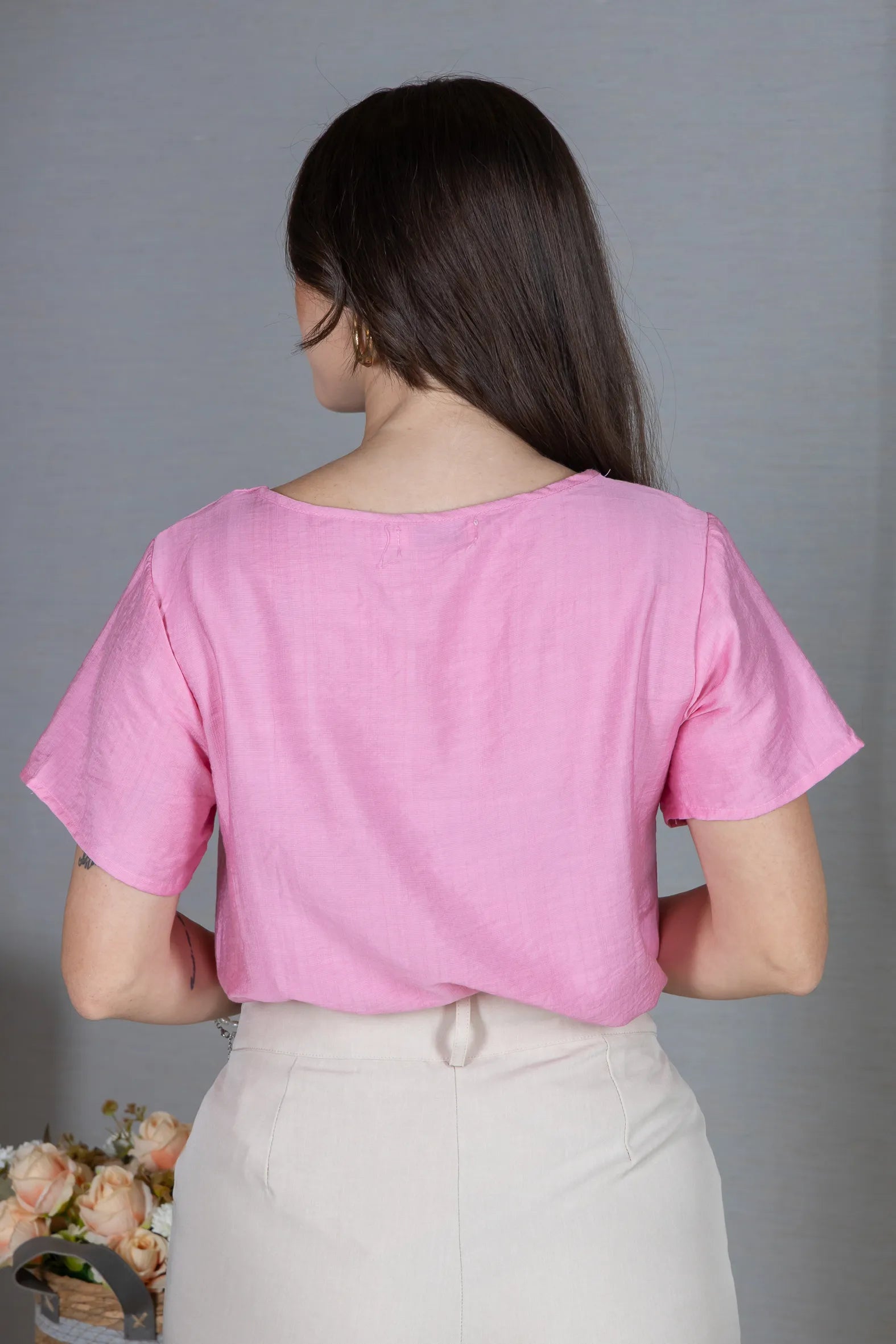 Blusa Manga Curta Crepe Comfort Recortes em "V" com Pedraria Sandra Rosa