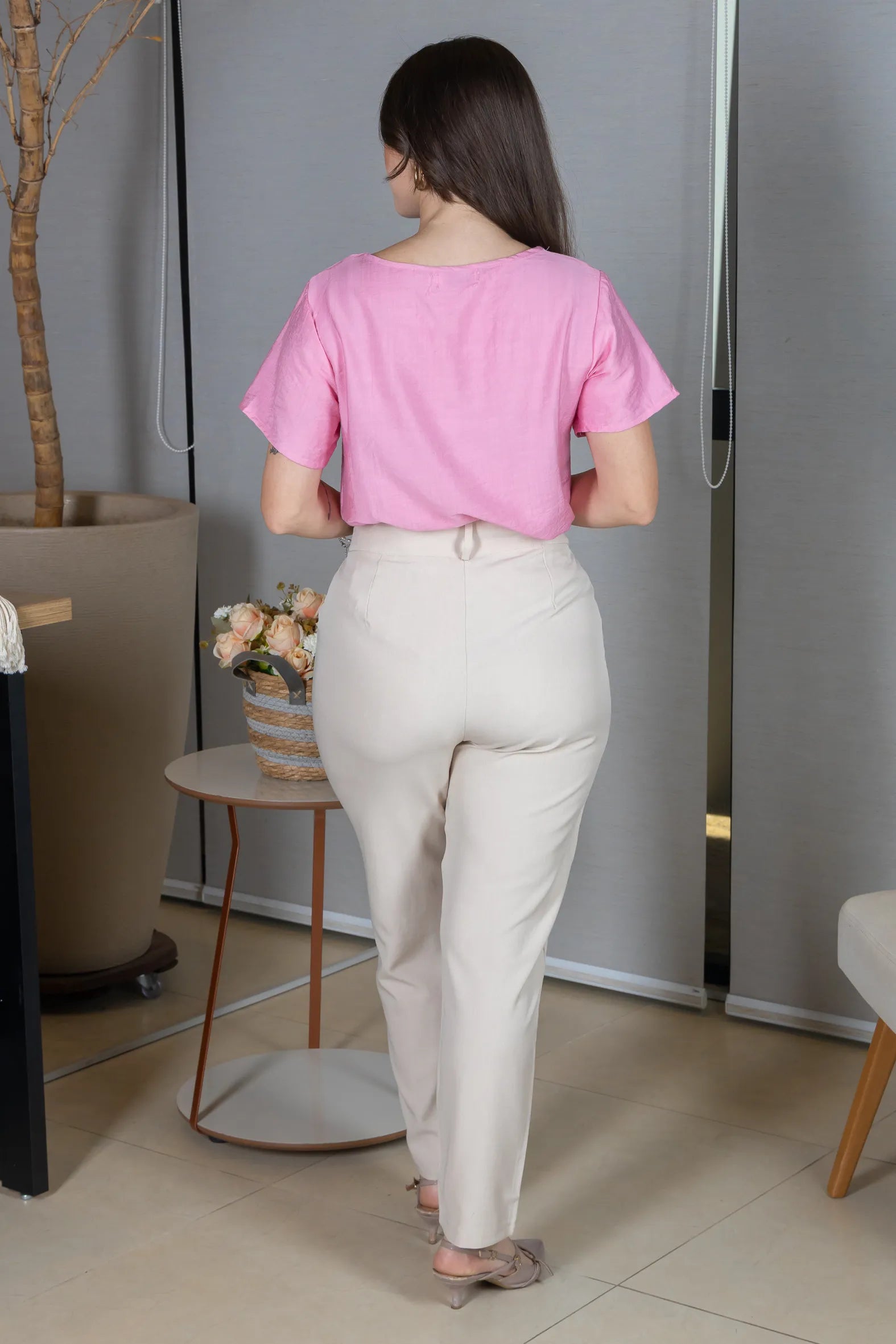 Blusa Manga Curta Crepe Comfort Recortes em "V" com Pedraria Sandra Rosa