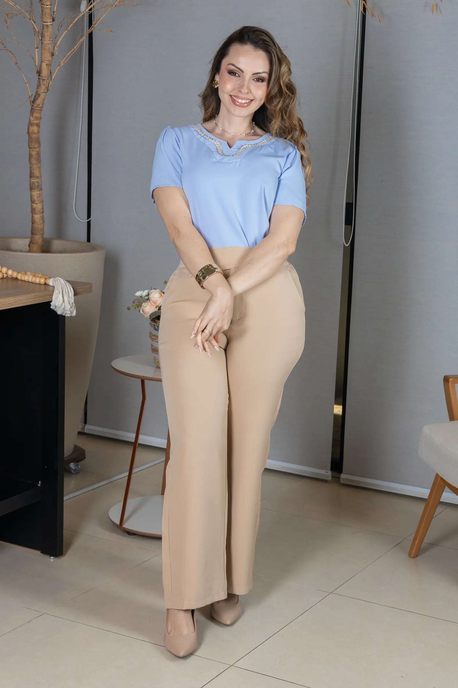 Blusa Manga Curta em Crepe Classic com Decote em "V" e Bordados no Colo Laura Azul