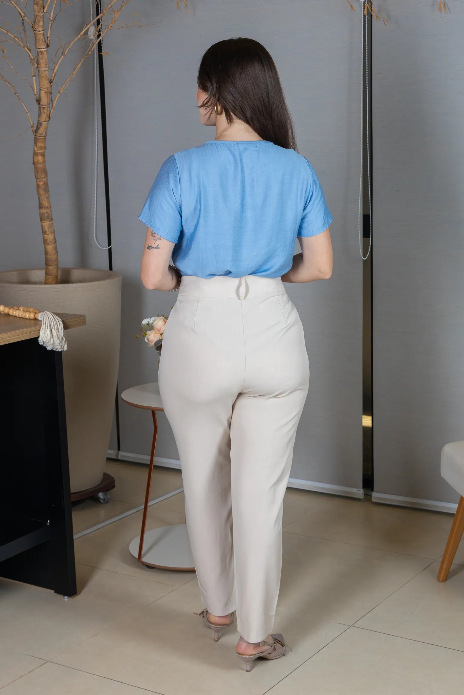 Blusa Manga Curta Crepe Comfort Recortes em "V" com Pedraria Sandra Azul