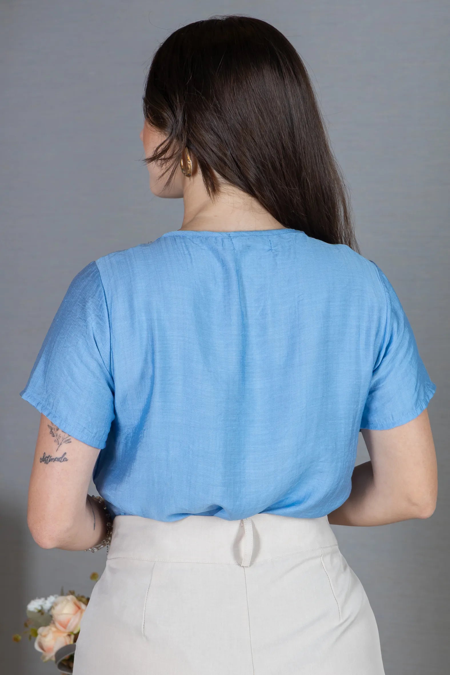 Blusa Manga Curta Crepe Comfort Recortes em "V" com Pedraria Sandra Azul