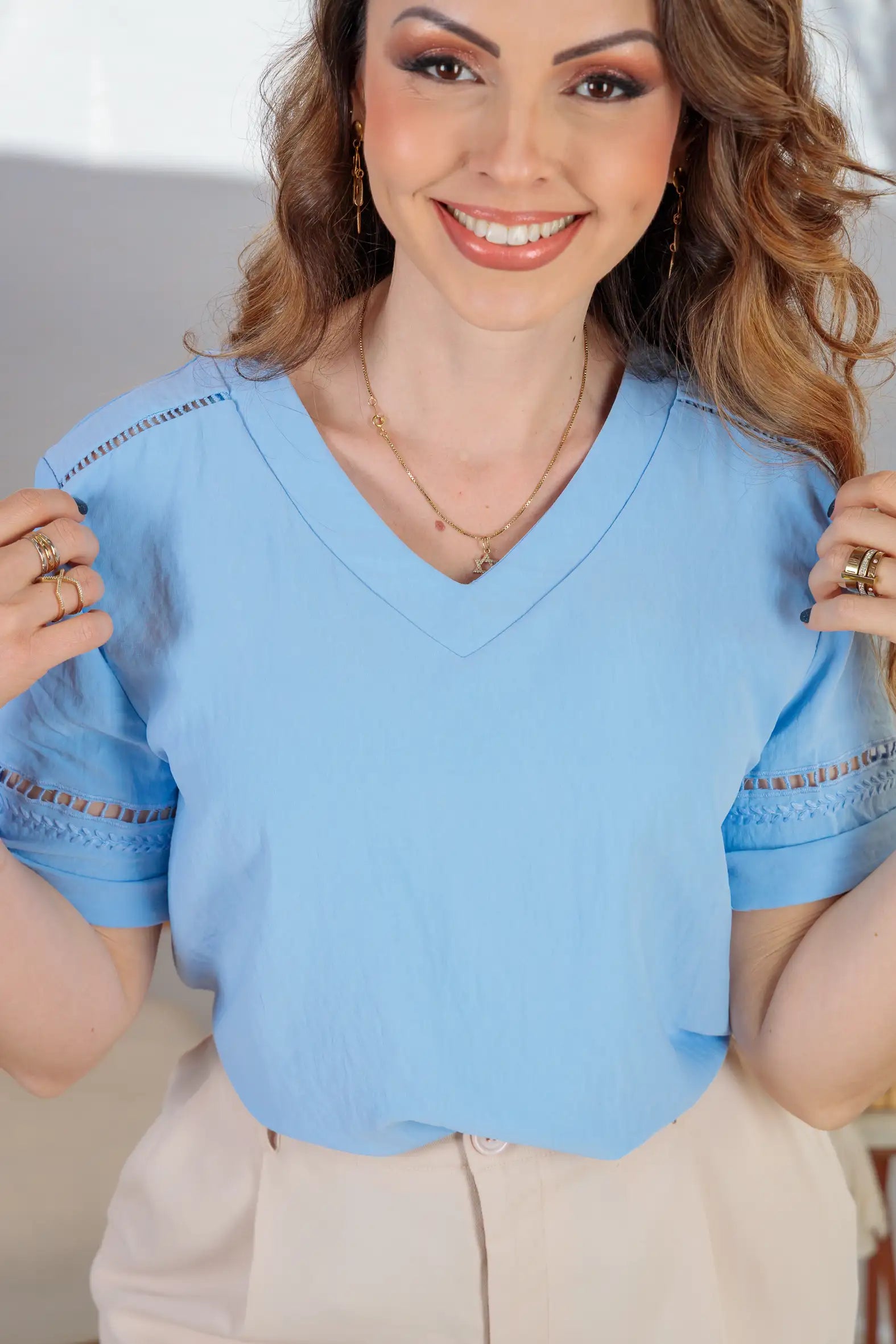 Blusa Manga Curta Cotton Premium Detalhe Bordado Decote "V" Bia Azul