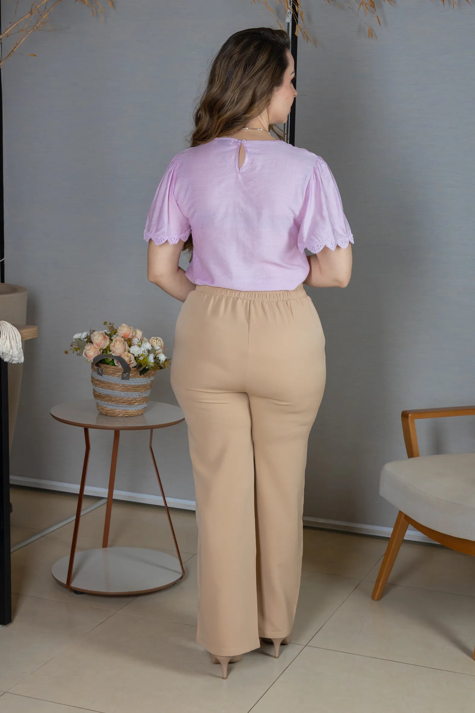 Blusa Manga Curta com Detalhes Bordados em Visco Soft Wanda Rosa