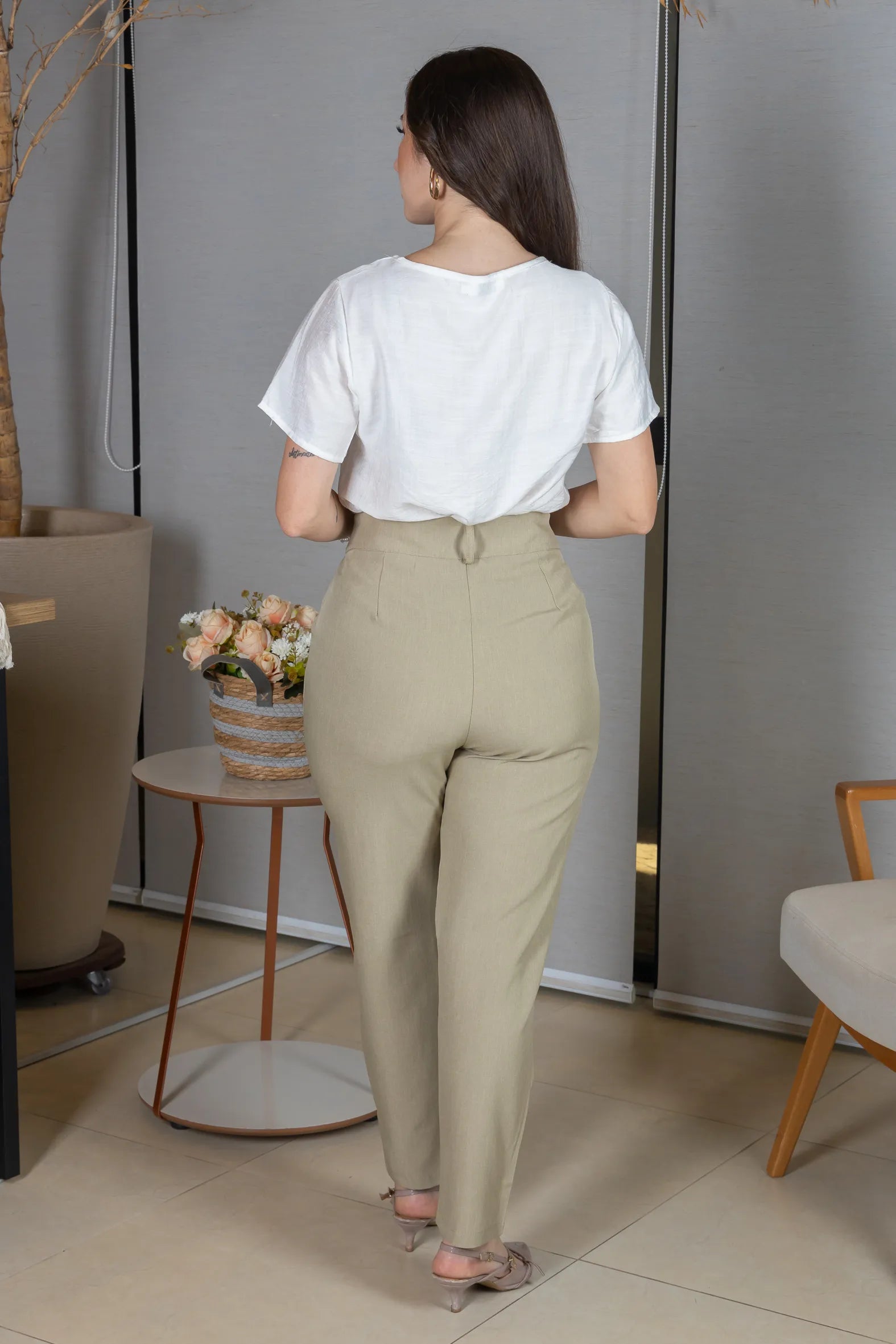 Blusa Manga Curta Crepe Comfort Recortes em "V" com Pedraria Sandra Branca