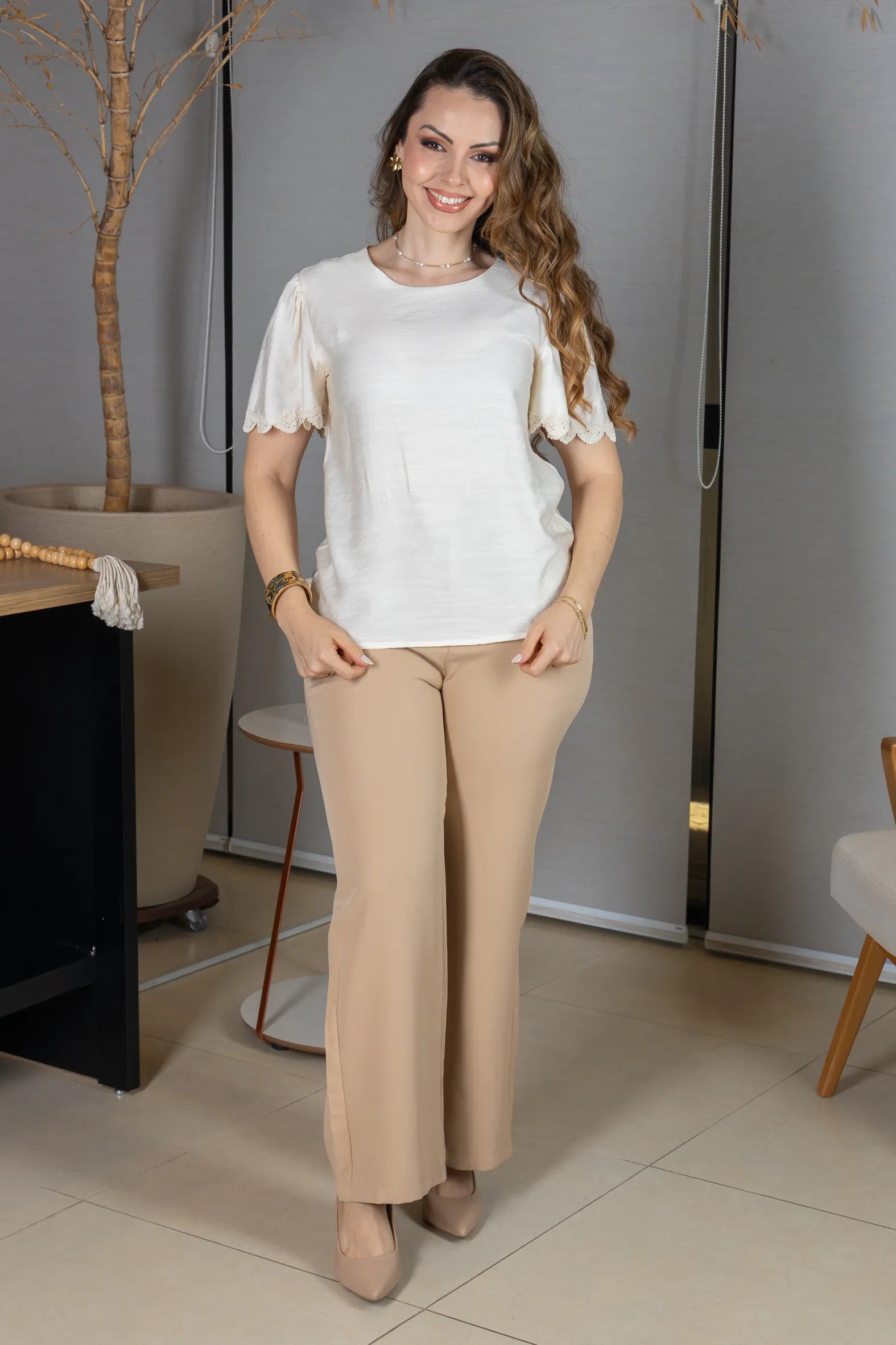 Blusa Manga Curta com Detalhes Bordados em Visco Soft Wanda Creme