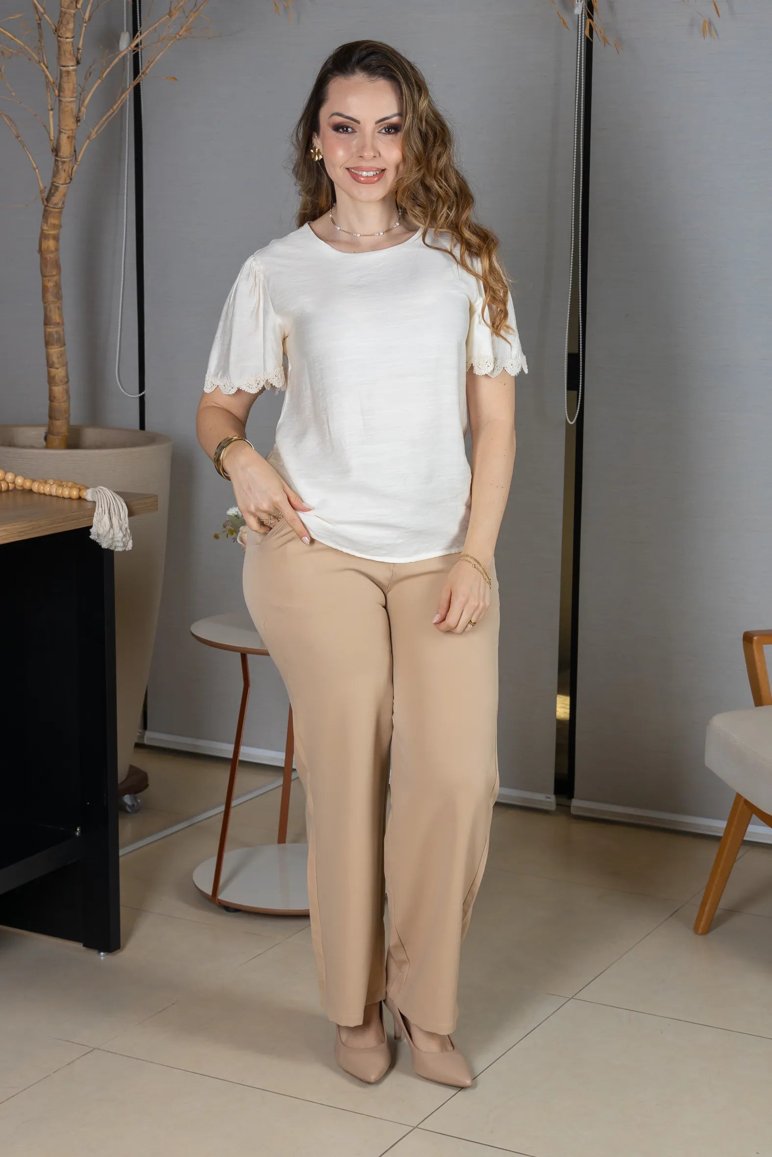 Blusa Manga Curta com Detalhes Bordados em Visco Soft Wanda Creme