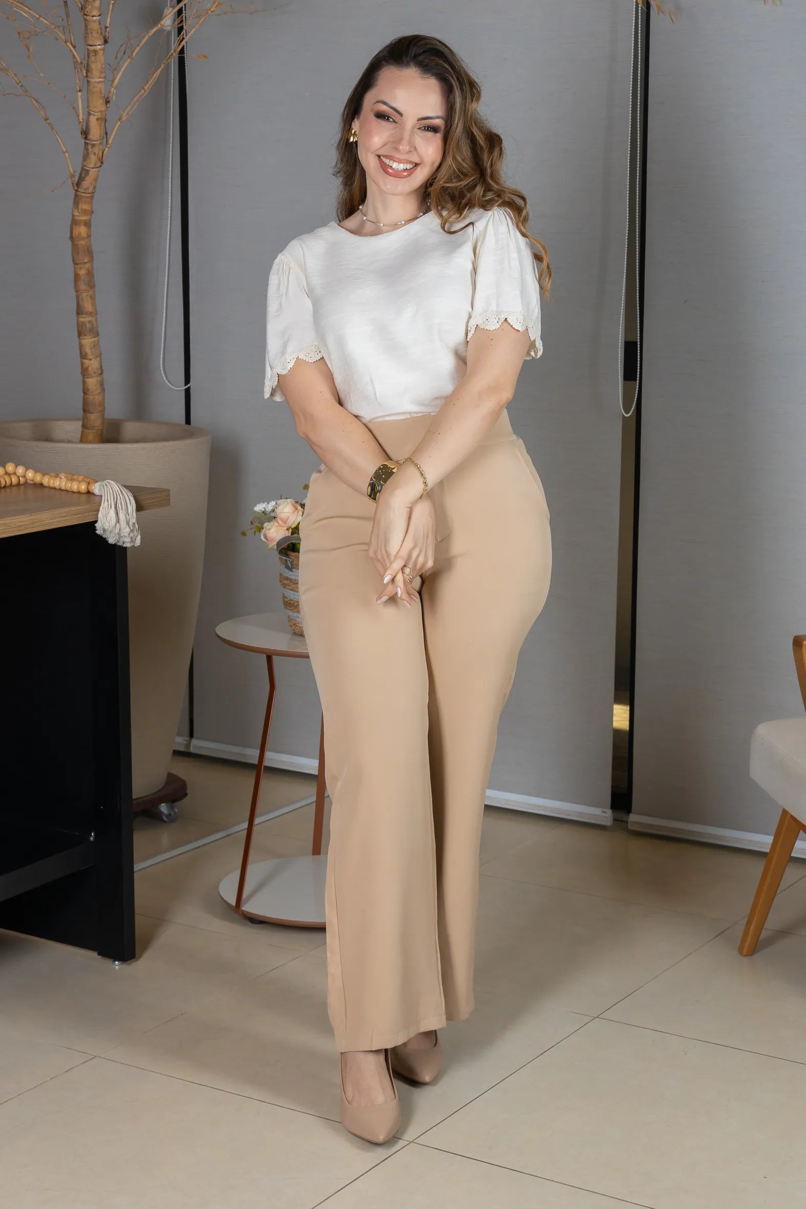 Blusa Manga Curta com Detalhes Bordados em Visco Soft Wanda Creme