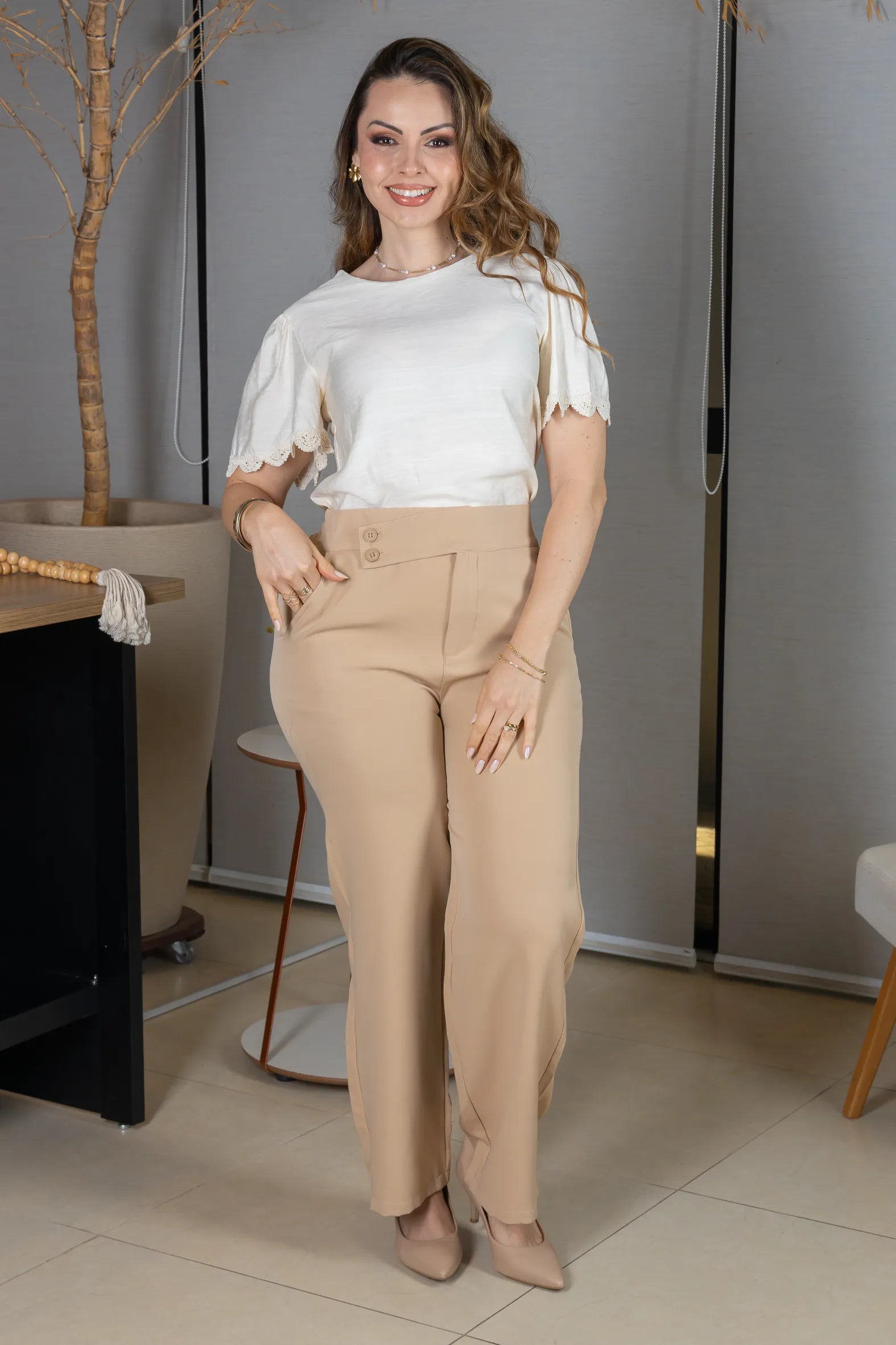 Blusa Manga Curta com Detalhes Bordados em Visco Soft Wanda Creme