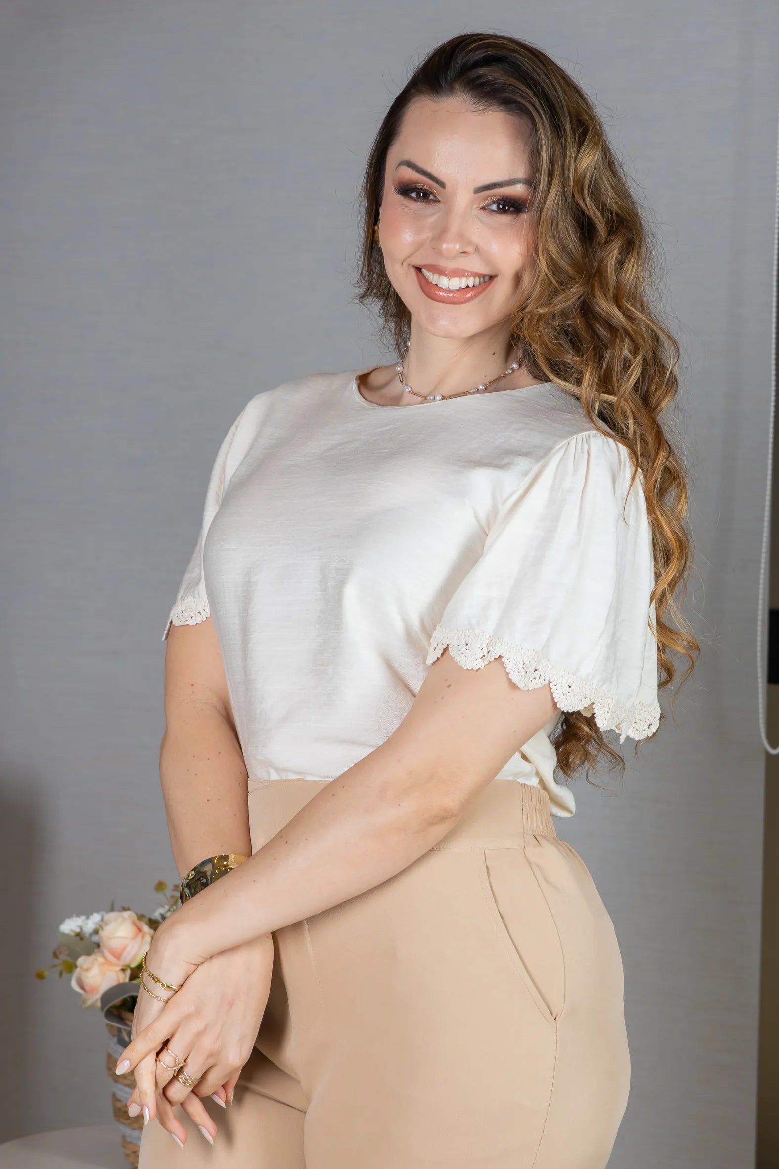 Blusa Manga Curta com Detalhes Bordados em Visco Soft Wanda Creme