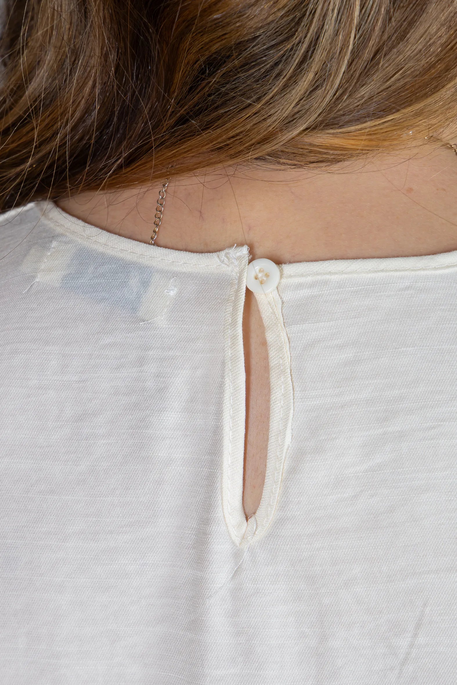 Blusa Manga Curta com Detalhes Bordados em Visco Soft Wanda Creme