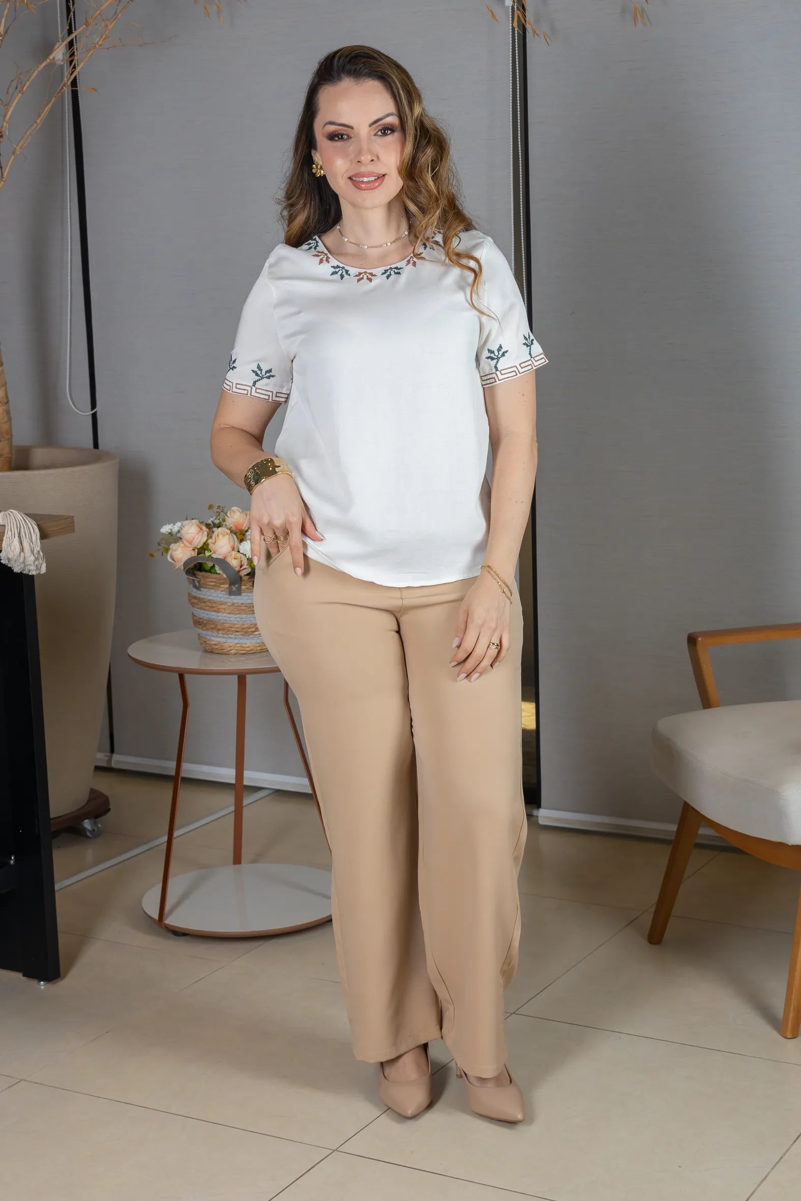 Blusa Manga Curta em Visco Mix com Detalhes Bordados Catarina Off White