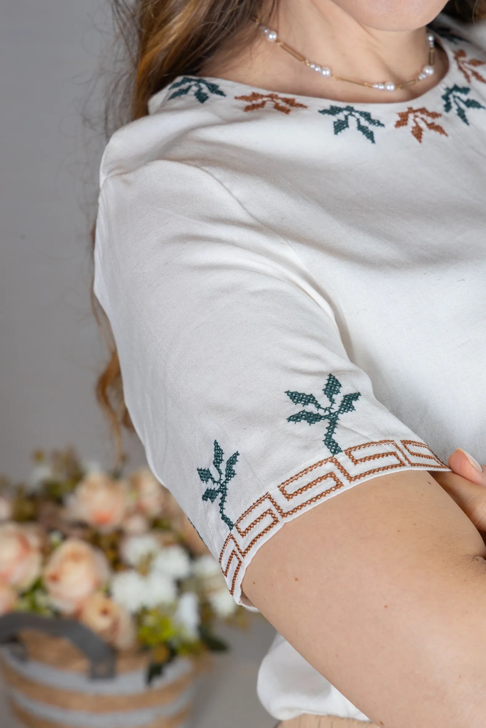 Blusa Manga Curta em Visco Mix com Detalhes Bordados Catarina Off White