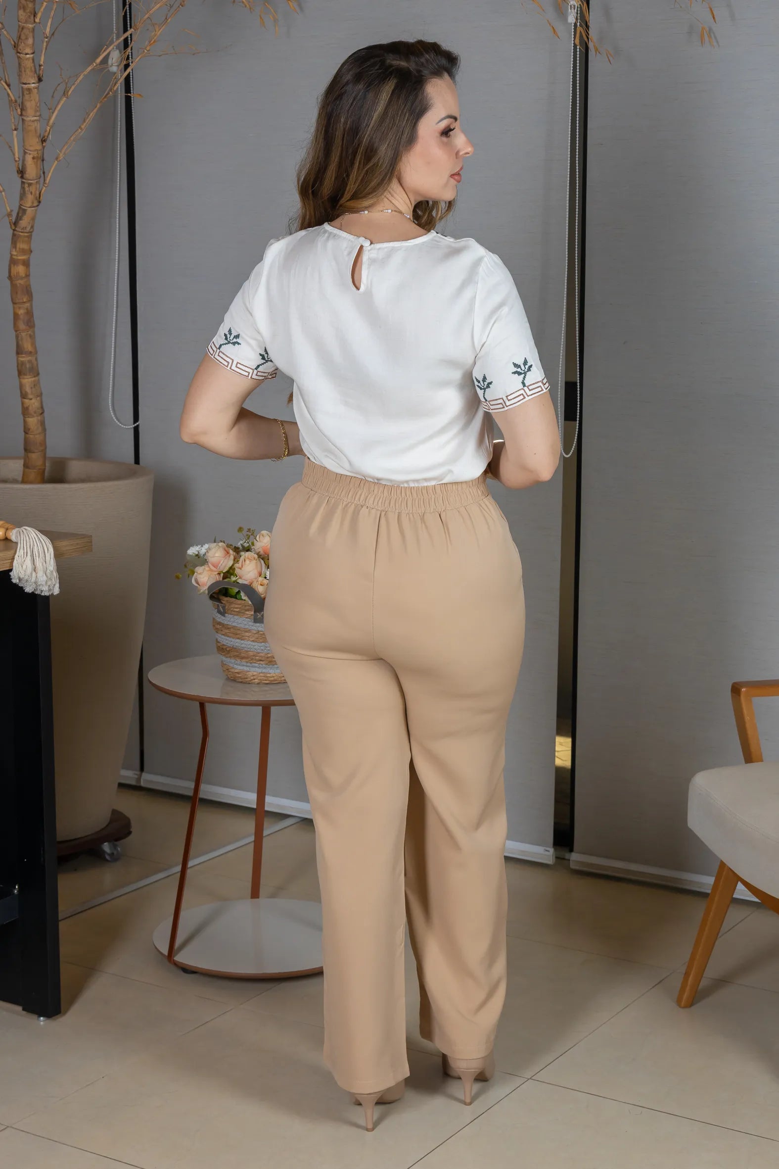 Blusa Manga Curta em Visco Mix com Detalhes Bordados Catarina Off White