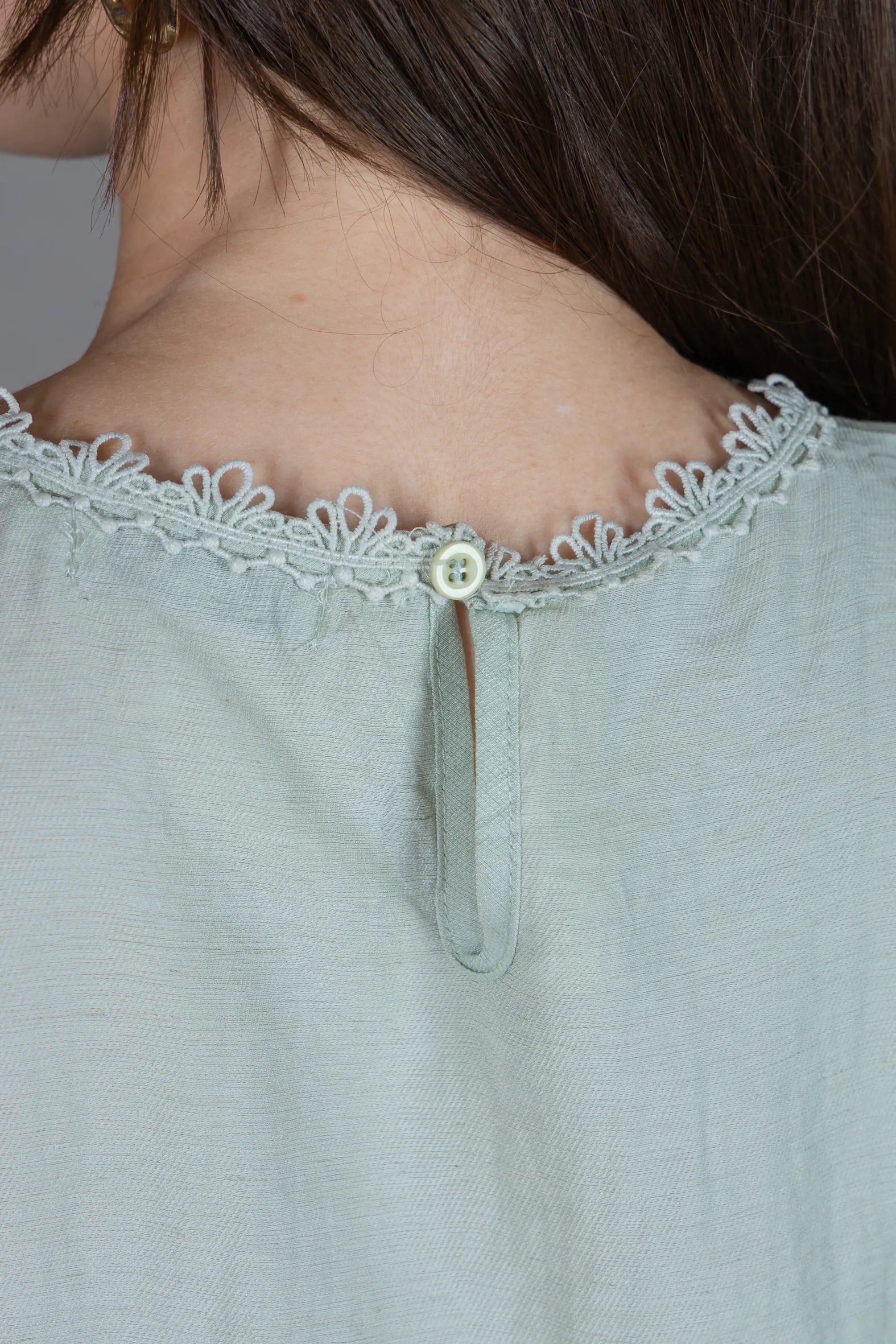 Blusa Manga Curta em Visco Eco Blend com Detalhes Bordados Leila Verde