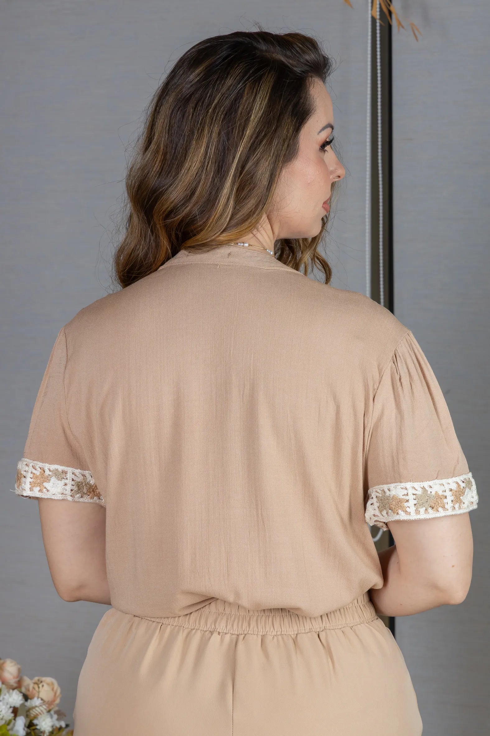 Blusa Manga Curta Decote em "V" Visco Linen com Detalhes Bordados Beatrice Bege