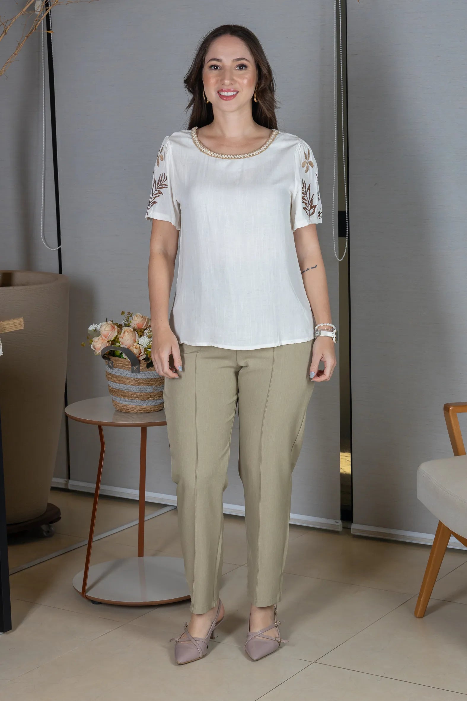 Blusa Manga Curta em Visco-Linho com Detalhes Bordados Flora Off White