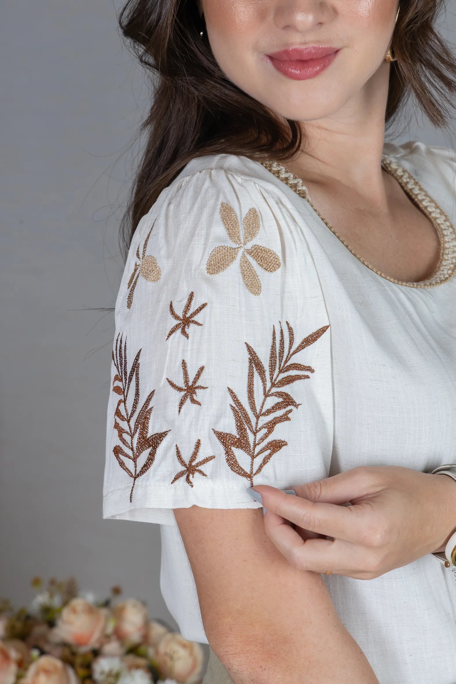 Blusa Manga Curta em Visco-Linho com Detalhes Bordados Flora Off White
