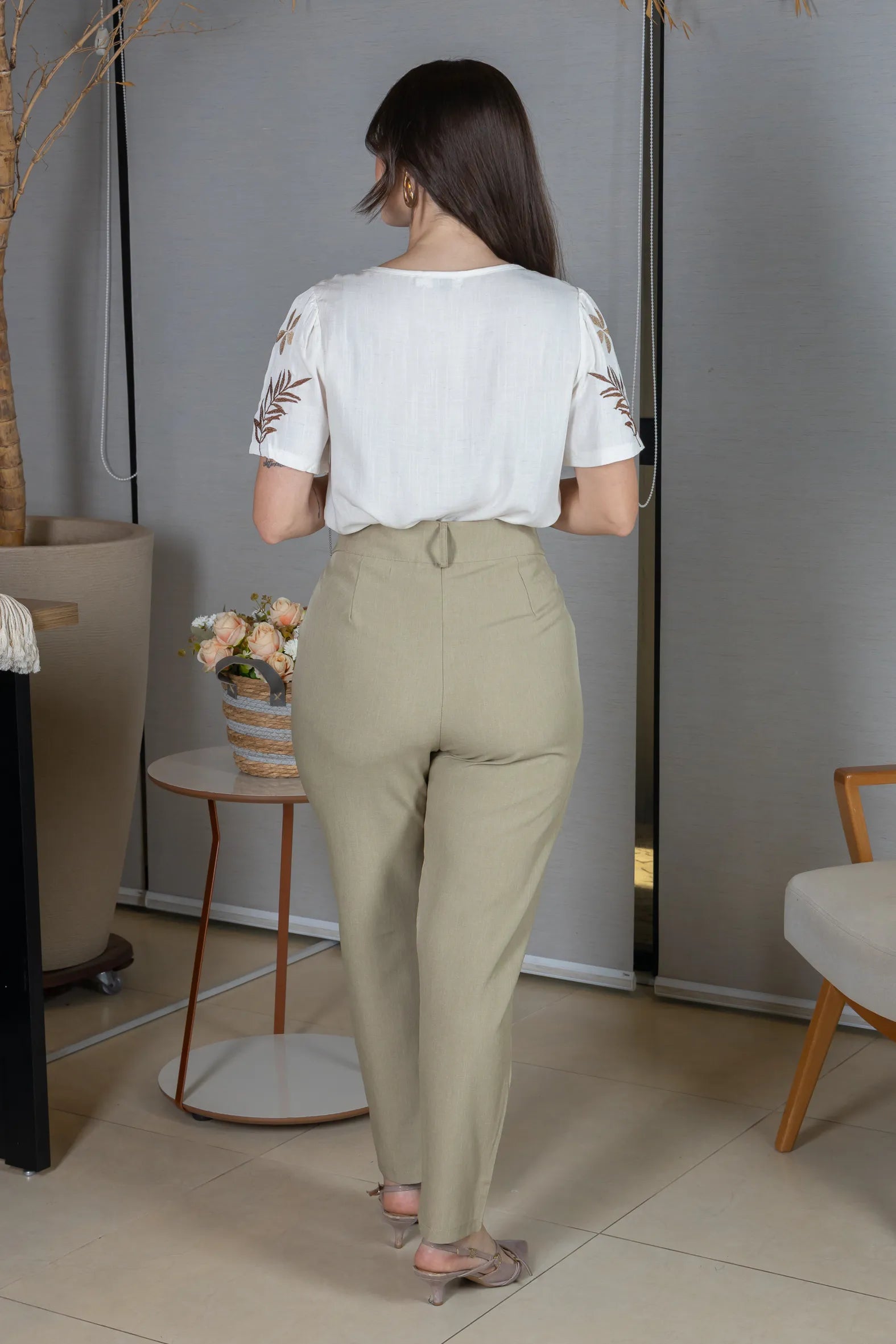 Blusa Manga Curta em Visco-Linho com Detalhes Bordados Flora Off White