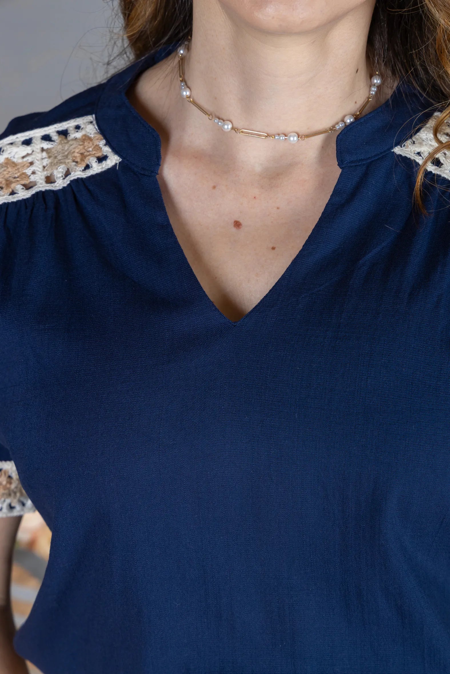 Blusa Manga Curta Decote em "V" Visco Linen com Detalhes Bordados Beatrice Azul Marinho