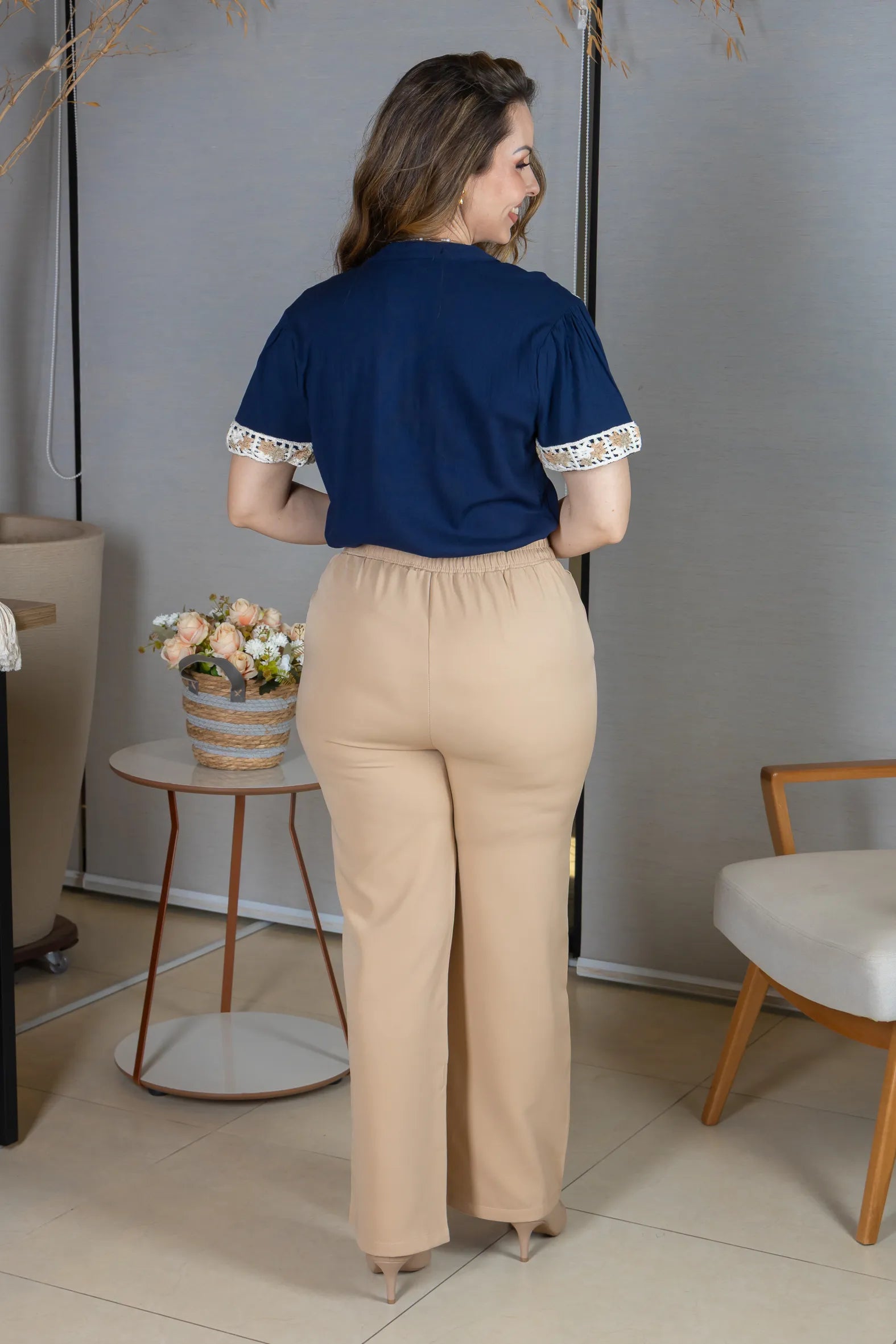 Blusa Manga Curta Decote em "V" Visco Linen com Detalhes Bordados Beatrice Azul Marinho