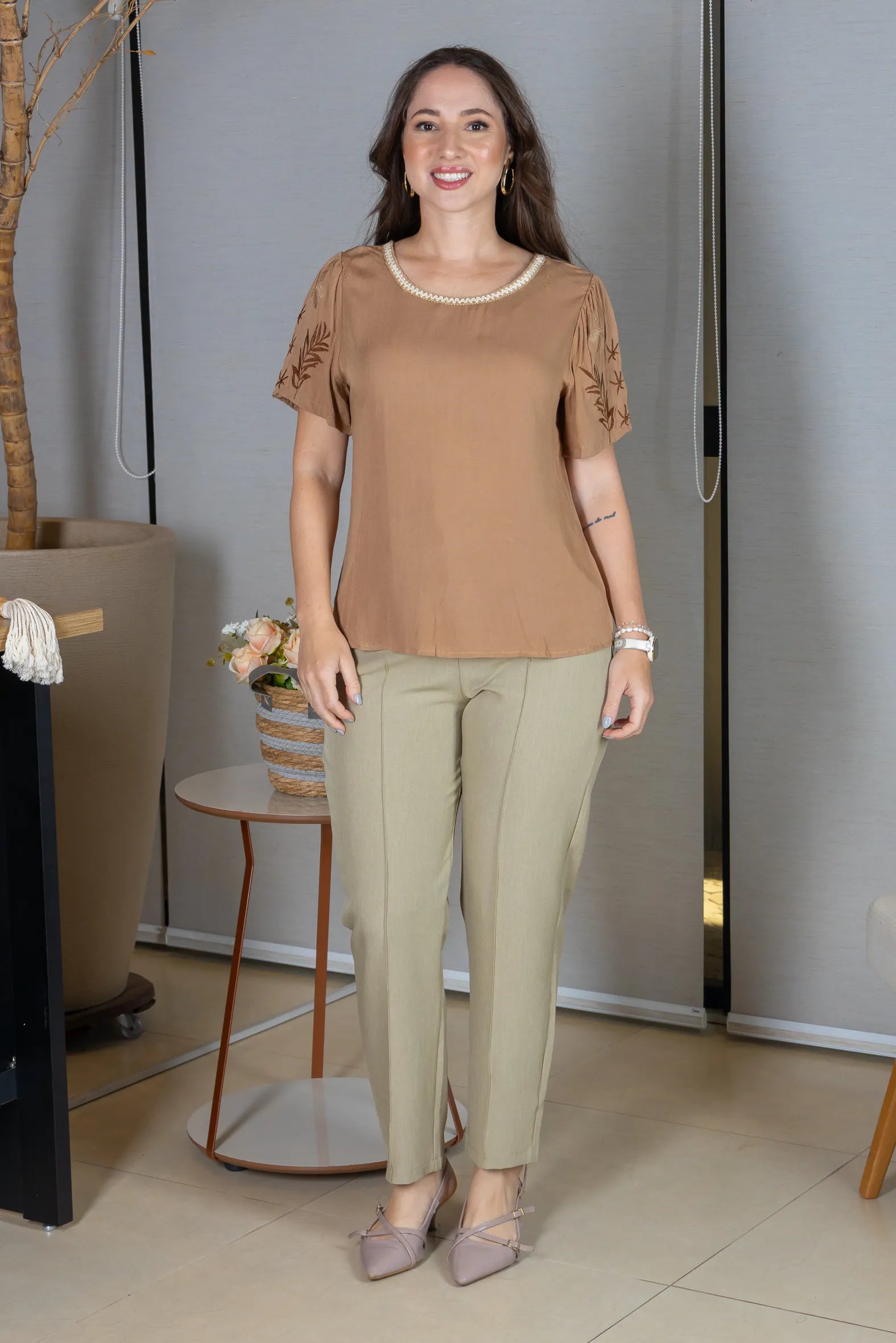 Blusa Manga Curta em Visco-Linho com Detalhes Bordados Flora Marrom