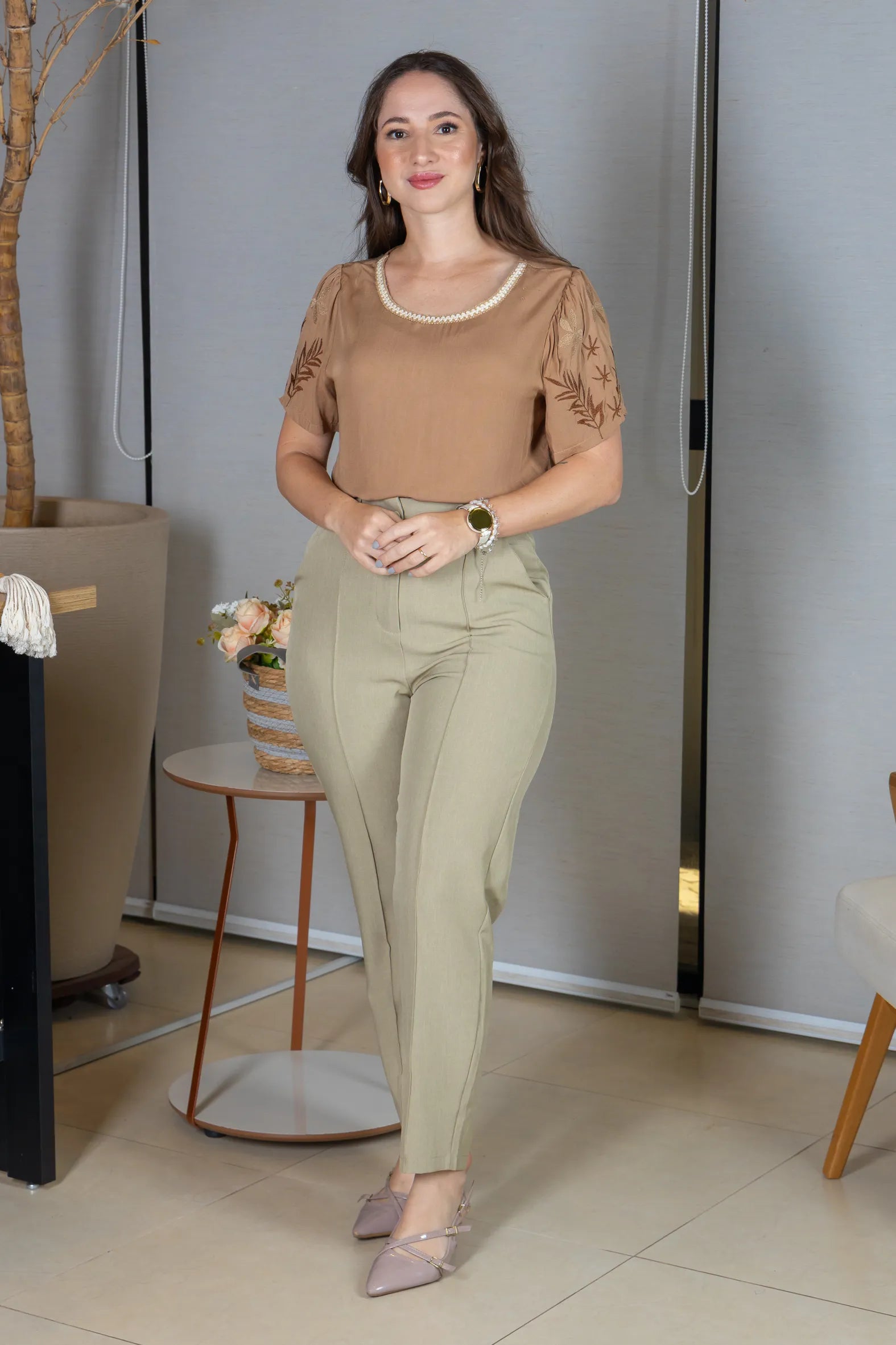 Blusa Manga Curta em Visco-Linho com Detalhes Bordados Flora Marrom