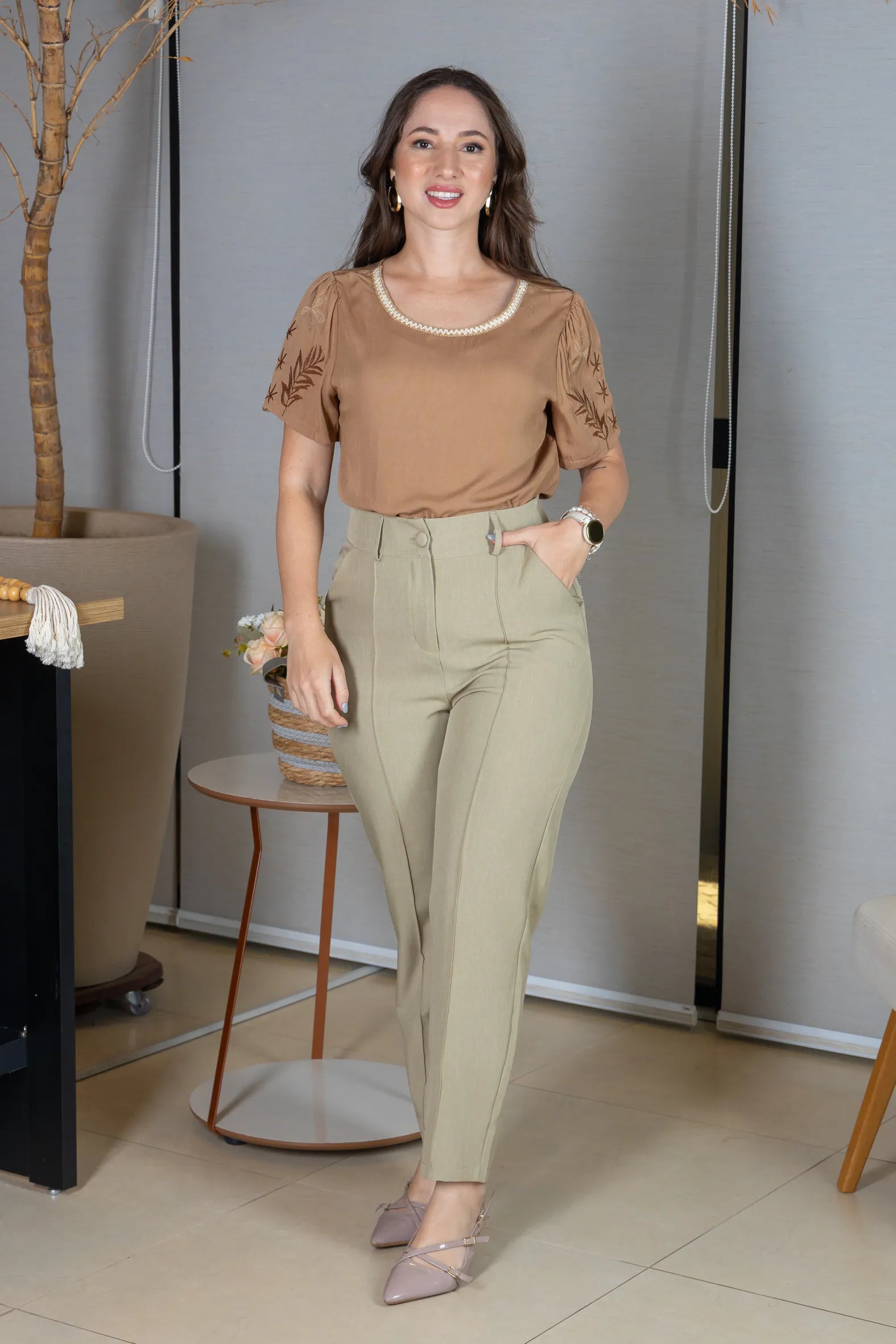 Blusa Manga Curta em Visco-Linho com Detalhes Bordados Flora Marrom