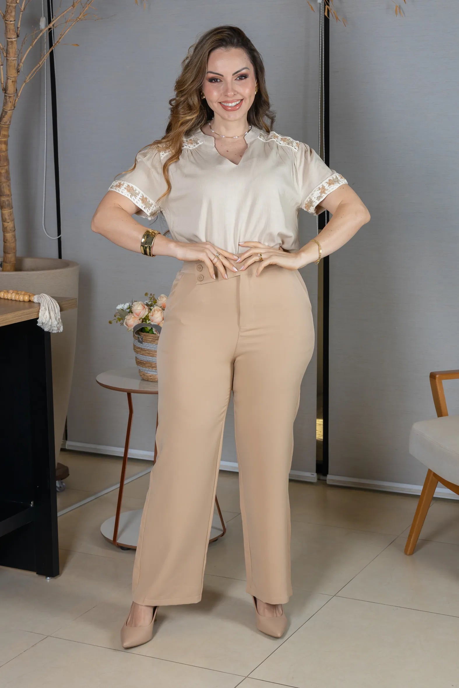 Blusa Manga Curta Decote em "V" Visco Linen com Detalhes Bordados Beatrice Areia
