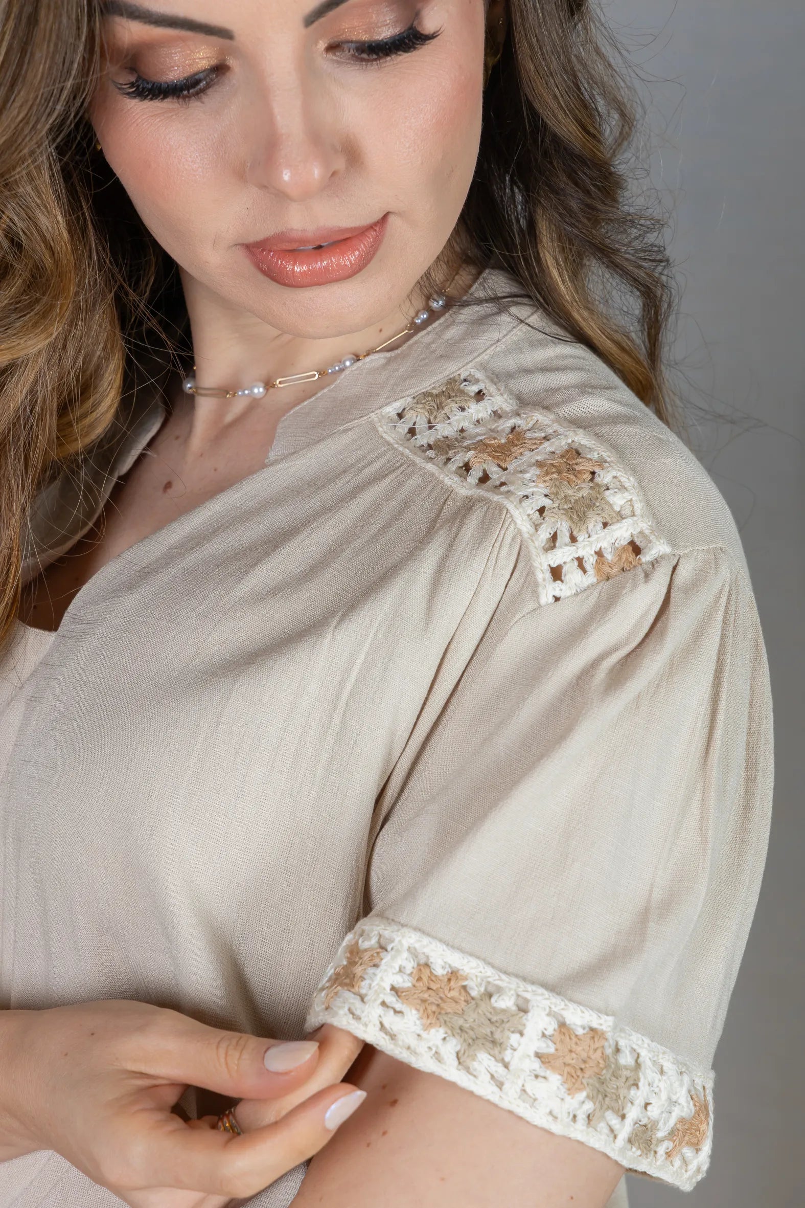 Blusa Manga Curta Decote em "V" Visco Linen com Detalhes Bordados Beatrice Areia