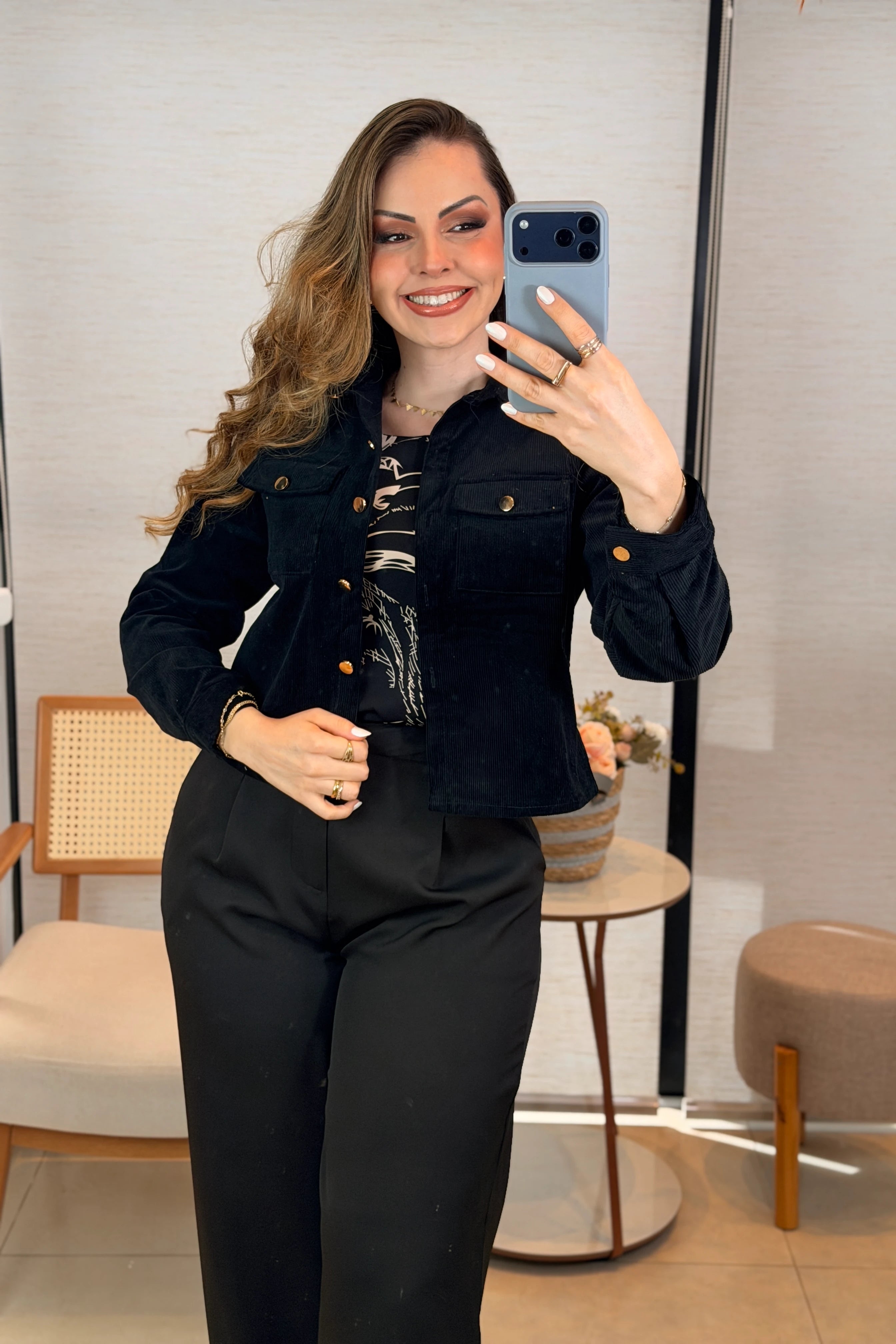 Conjunto: Blusa Manga Curta com Detalhe em Botão Crepe Classic Estampada Jade Preta + Calça Corte Reto em Alfaiataria com Botão Encapado e Bolso Assimétrico Yara Preta + Jaqueta Manga Longa em Cotelê Roberta Preta