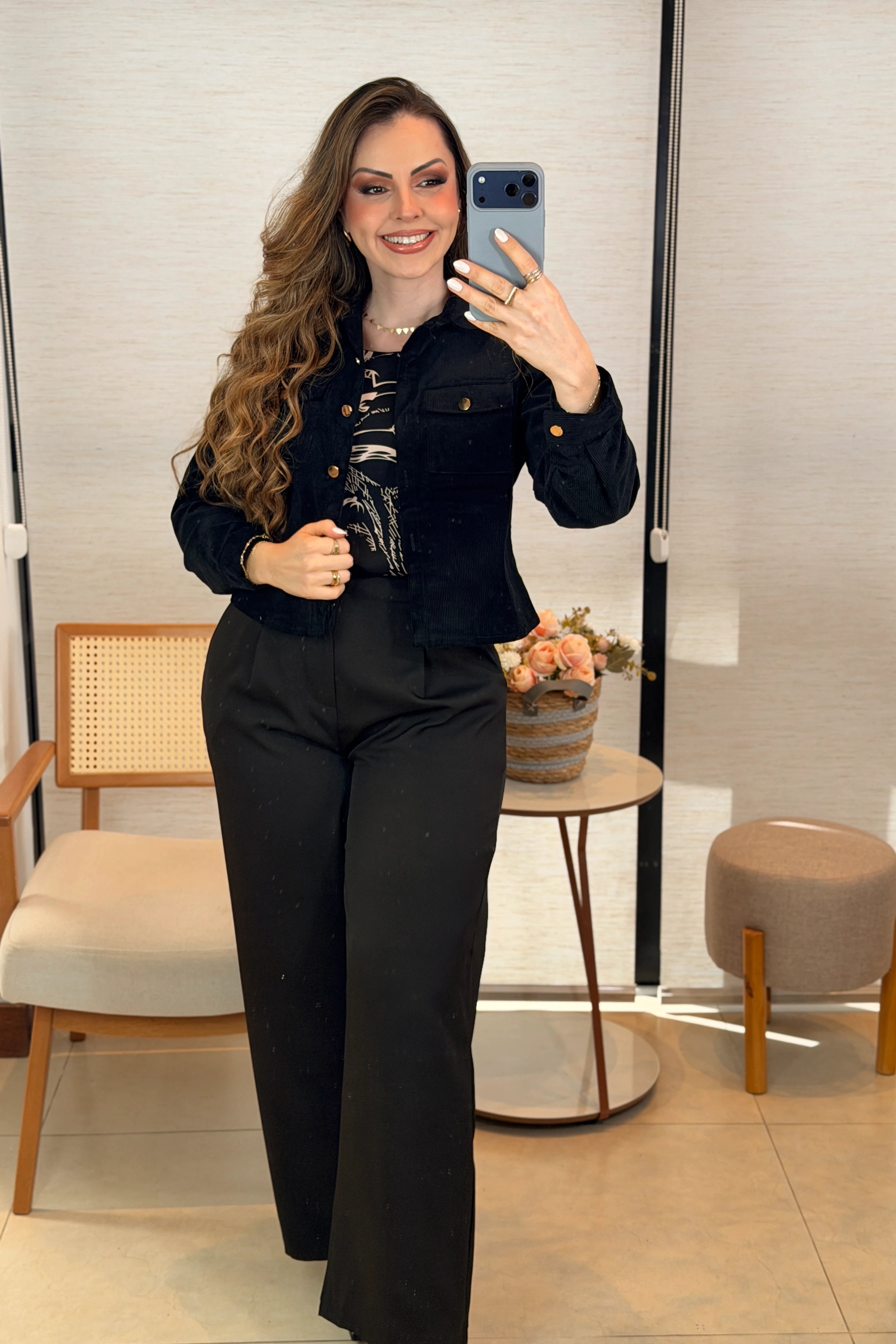 Conjunto: Blusa Manga Curta com Detalhe em Botão Crepe Classic Estampada Jade Preta + Calça Corte Reto em Alfaiataria com Botão Encapado e Bolso Assimétrico Yara Preta + Jaqueta Manga Longa em Cotelê Roberta Preta